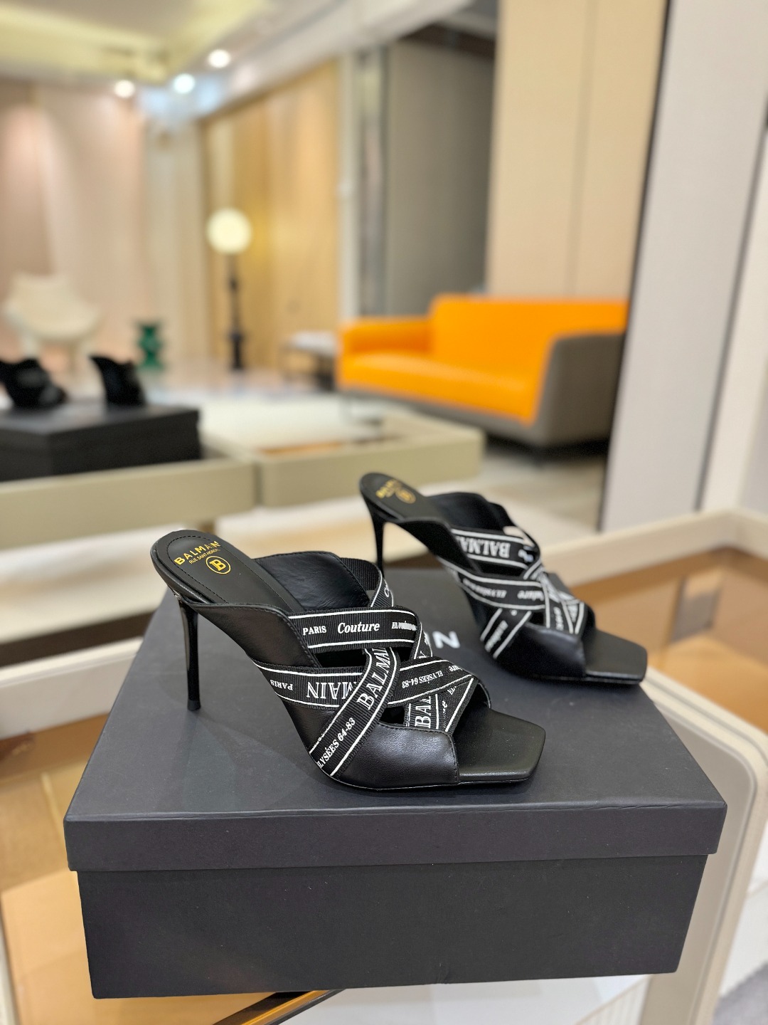 巴尔曼 走秀 时装高跟拖鞋ʚ😊ɞ 品牌巴尔曼𝘽𝙖𝙡𝙢𝙖𝙞𝙣由法国时装设计师𝙥𝙞𝙚𝙧𝙧𝙚 𝘽𝙖𝙡𝙢𝙖𝙞𝙣（