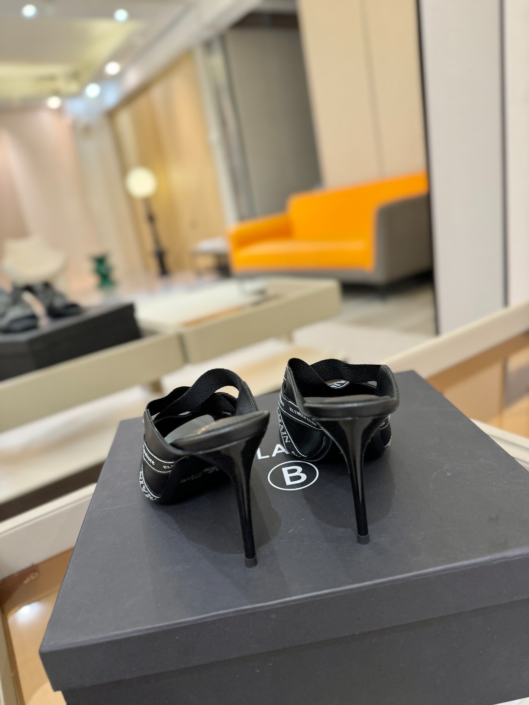 巴尔曼 走秀 时装高跟拖鞋ʚ😊ɞ 品牌巴尔曼𝘽𝙖𝙡𝙢𝙖𝙞𝙣由法国时装设计师𝙥𝙞𝙚𝙧𝙧𝙚 𝘽𝙖𝙡𝙢𝙖𝙞𝙣（