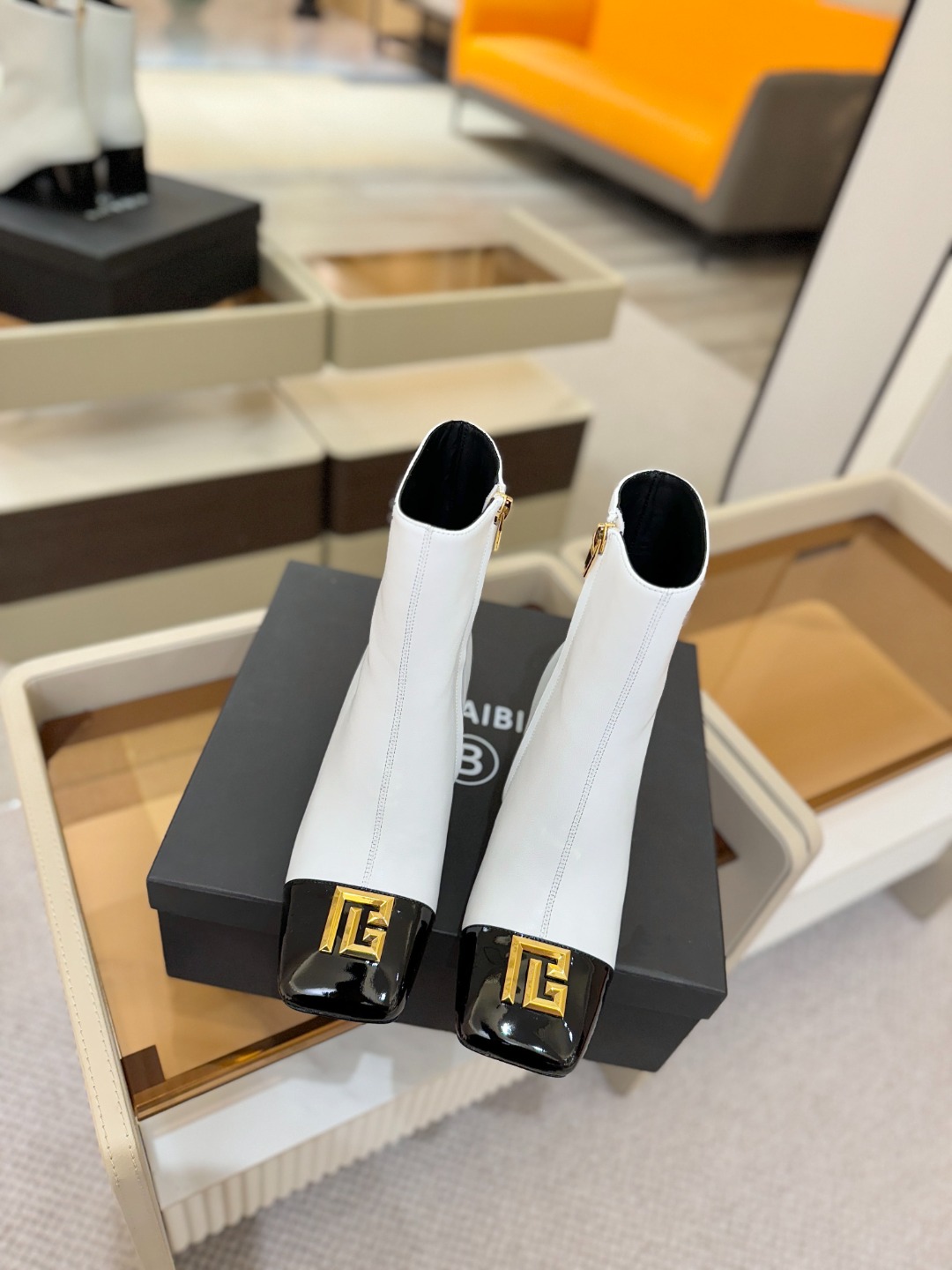 巴尔曼 走秀 时装高跟短靴ʚ😊ɞ 品牌巴尔曼𝘽𝙖𝙡𝙢𝙖𝙞𝙣由法国时装设计师𝙥𝙞𝙚𝙧𝙧𝙚 𝘽𝙖𝙡𝙢𝙖𝙞𝙣（