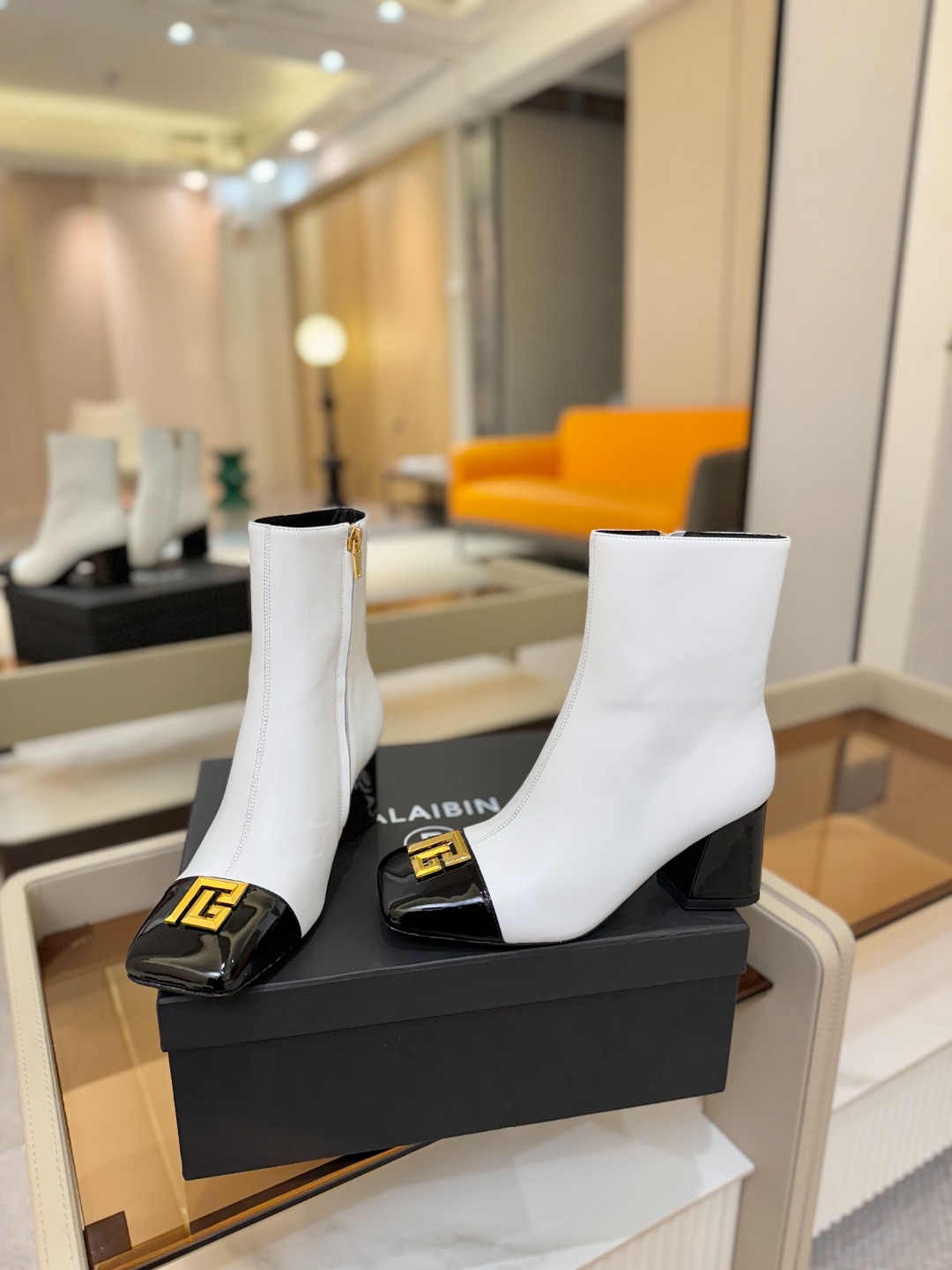 巴尔曼 走秀 时装高跟短靴ʚ😊ɞ 品牌巴尔曼𝘽𝙖𝙡𝙢𝙖𝙞𝙣由法国时装设计师𝙥𝙞𝙚𝙧𝙧𝙚 𝘽𝙖𝙡𝙢𝙖𝙞𝙣（