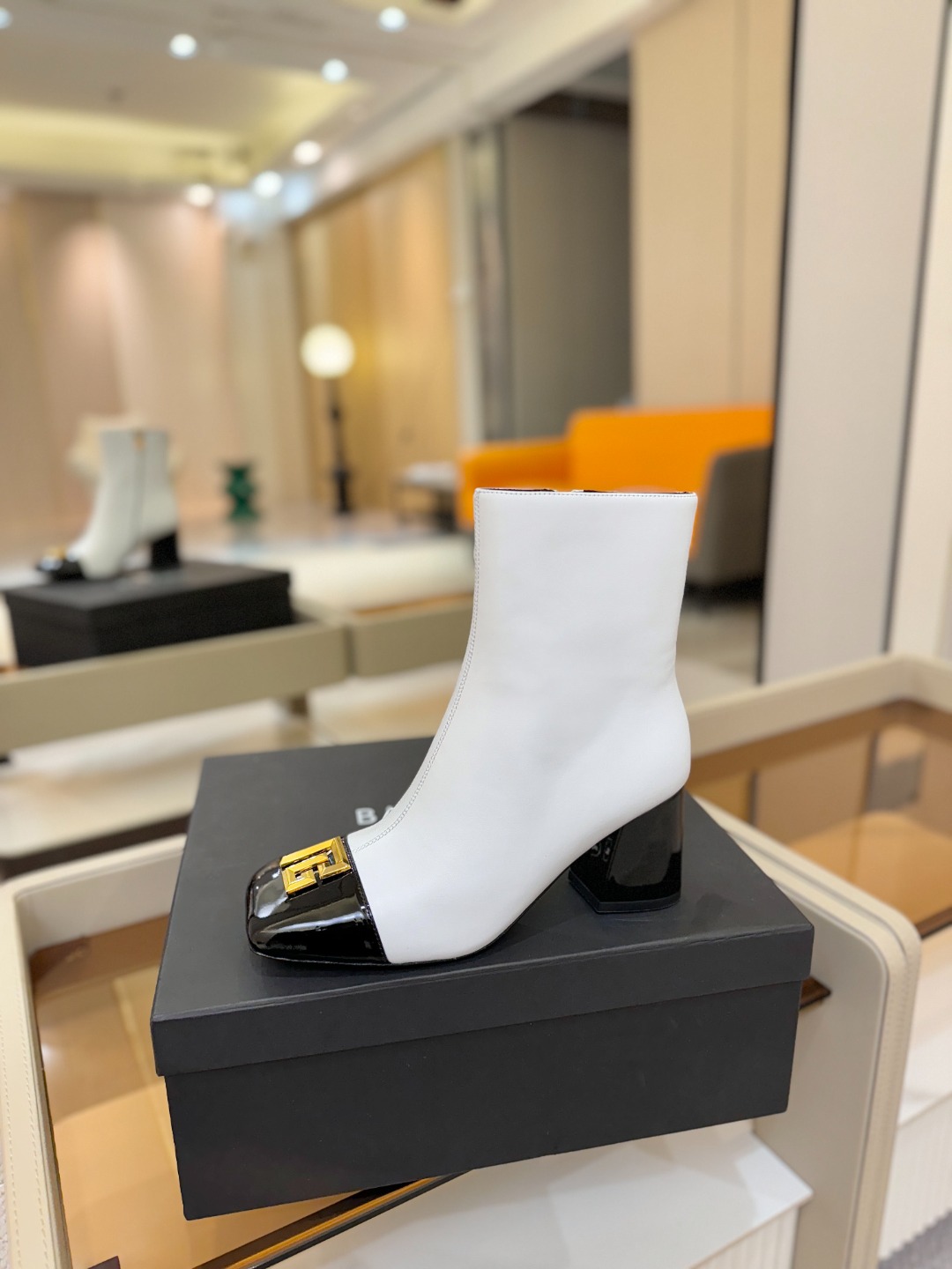 巴尔曼 走秀 时装高跟短靴ʚ😊ɞ 品牌巴尔曼𝘽𝙖𝙡𝙢𝙖𝙞𝙣由法国时装设计师𝙥𝙞𝙚𝙧𝙧𝙚 𝘽𝙖𝙡𝙢𝙖𝙞𝙣（