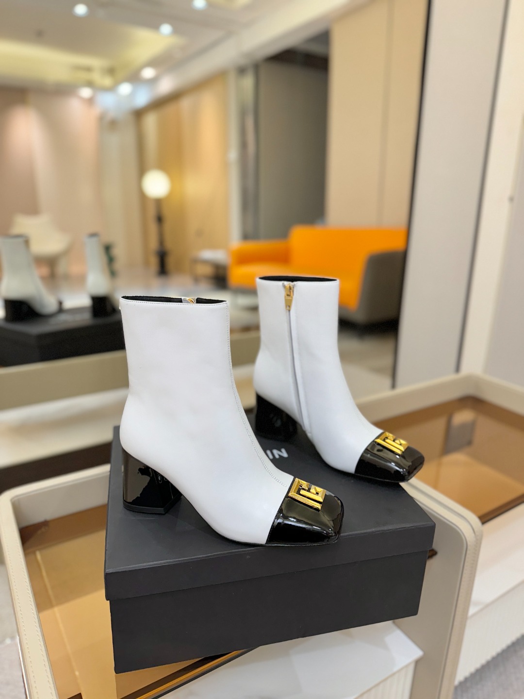 巴尔曼 走秀 时装高跟短靴ʚ😊ɞ 品牌巴尔曼𝘽𝙖𝙡𝙢𝙖𝙞𝙣由法国时装设计师𝙥𝙞𝙚𝙧𝙧𝙚 𝘽𝙖𝙡𝙢𝙖𝙞𝙣（