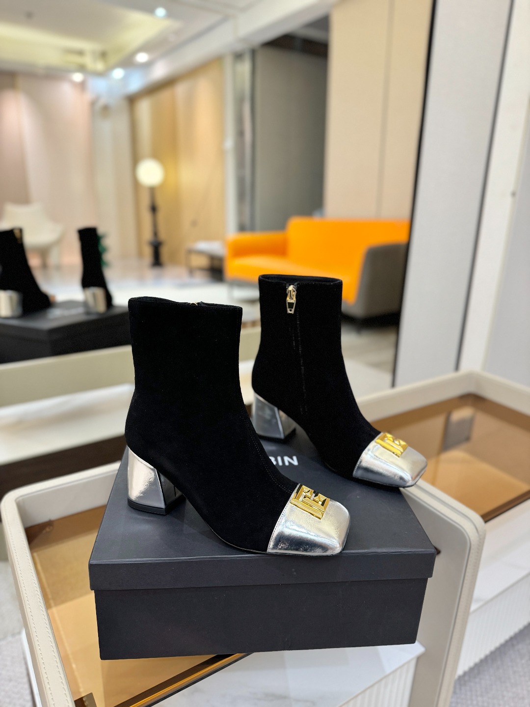 巴尔曼 走秀 时装高跟短靴ʚ😊ɞ 品牌巴尔曼𝘽𝙖𝙡𝙢𝙖𝙞𝙣由法国时装设计师𝙥𝙞𝙚𝙧𝙧𝙚 𝘽𝙖𝙡𝙢𝙖𝙞𝙣（