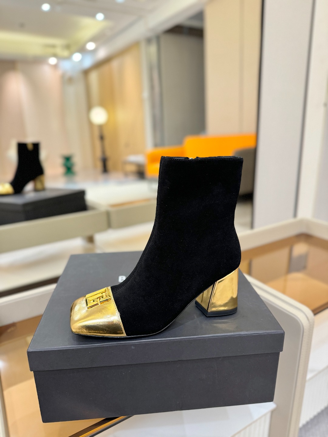 巴尔曼 走秀 时装高跟短靴ʚ😊ɞ 品牌巴尔曼𝘽𝙖𝙡𝙢𝙖𝙞𝙣由法国时装设计师𝙥𝙞𝙚𝙧𝙧𝙚 𝘽𝙖𝙡𝙢𝙖𝙞𝙣（