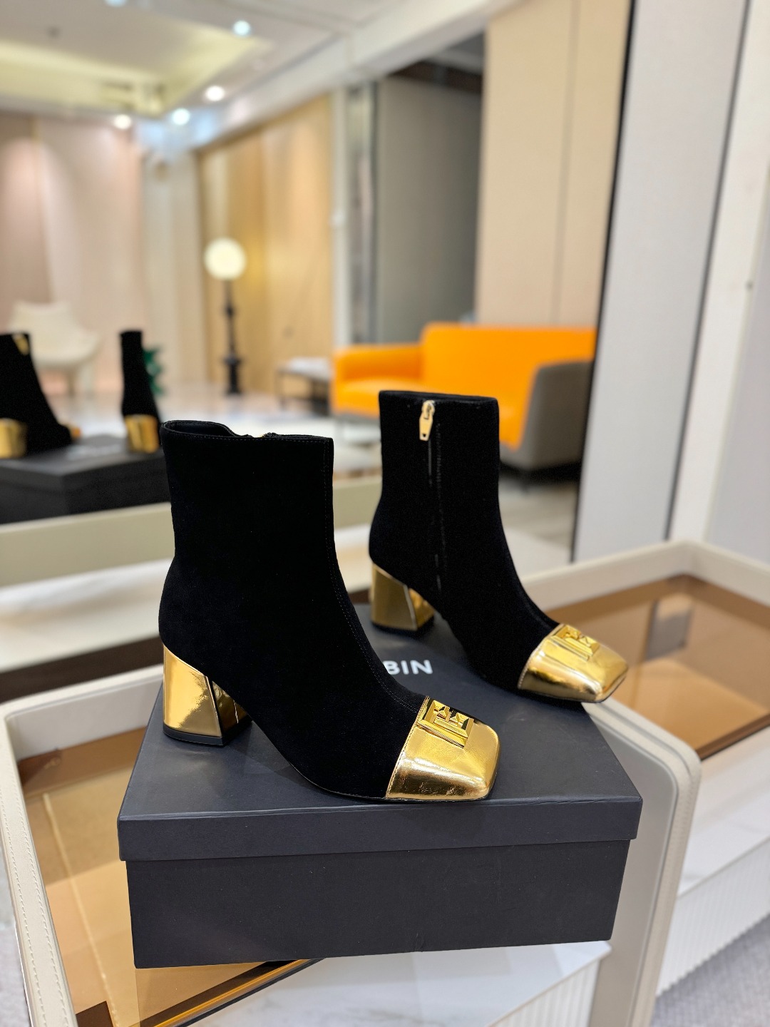 巴尔曼 走秀 时装高跟短靴ʚ😊ɞ 品牌巴尔曼𝘽𝙖𝙡𝙢𝙖𝙞𝙣由法国时装设计师𝙥𝙞𝙚𝙧𝙧𝙚 𝘽𝙖𝙡𝙢𝙖𝙞𝙣（