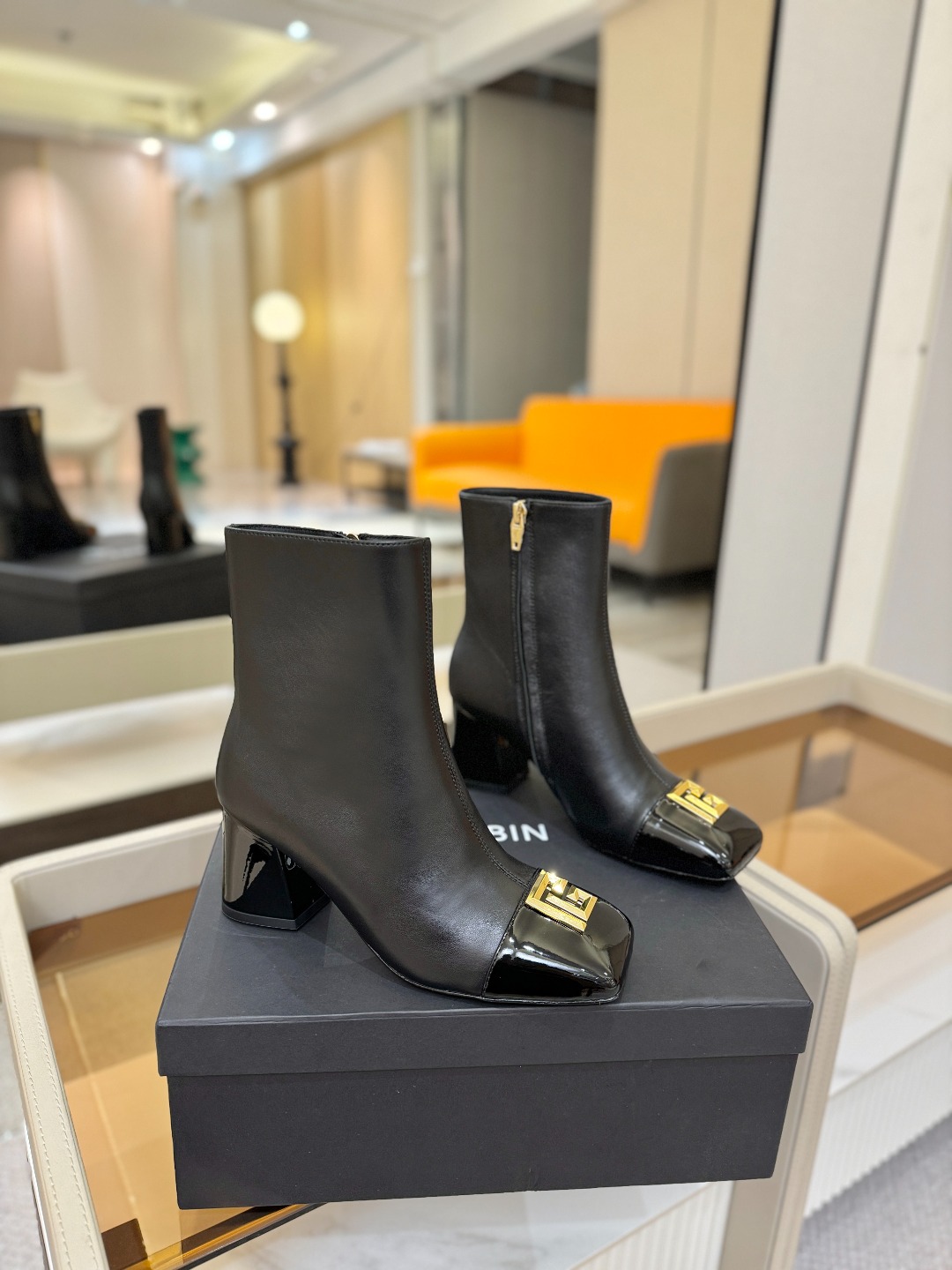 巴尔曼 走秀 时装高跟短靴ʚ😊ɞ 品牌巴尔曼𝘽𝙖𝙡𝙢𝙖𝙞𝙣由法国时装设计师𝙥𝙞𝙚𝙧𝙧𝙚 𝘽𝙖𝙡𝙢𝙖𝙞𝙣（