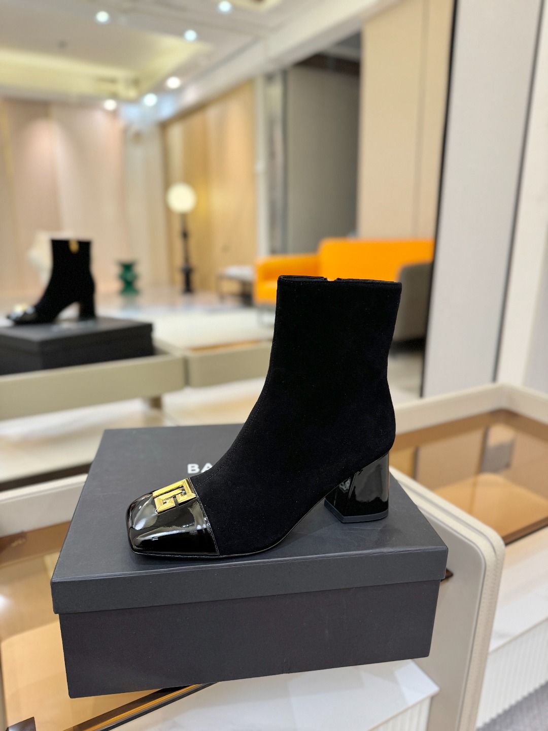 NO:558899,Price Balmain catwalk fashion high-heeled short boots. Brand Balmain is an old custom fashion house founded by French fashion designer (Pierre Balmain) in 1945. Together with and became the top three custom fashion giants after World War II [Insidious] [Insidious] This style uses pure handcrafting to create unique fashion elements. Balmain is becoming more and more chic and outstanding. Hurry up and get a pair of Balmain shoes. Invincible aura, incomparable good looks [呲呲][呲呲][呲呲] These short boots are really full of momentum. They are so good-looking. [呲呲][呲呲][呲呲] Material imported sheepskin + imported patent leather lining imported cowhide Heel height 6.5 Outsole: genuine leather outsole imported from Italy Buckle: original button molding code number: 36--42 (40.41.42 customization is not returnable), boots, balmain, boots, cowhide, sheepskin, Leather soles19860909价格 巴尔曼 走秀 时装高跟短靴  品牌巴尔曼由法国时装设计师（皮埃尔.巴尔曼）先生创立于1945年的老牌定制时装屋,与、并列成为二战之后的定制时装三巨头[阴险][阴险]此款采用纯手工精工打造别具一格的时尚元素 巴尔曼 愈发別致出众 赶紧来一双巴尔曼小美鞋率性的 无敌气场无敌好看[呲牙][呲牙][呲牙]这短靴真是气势十足 好看的不行[呲牙][呲牙][呲牙]    材质进口羊皮+进口漆皮 内里进口牛皮 跟高6.5 大底: 意大利进口真皮大底 饰扣: 原版饰扣开模 码数: 36--42（40.41.42定制不退换）,靴子,balmain,boots,cowhide,sheepskin,Leather soles,Women's Shoes