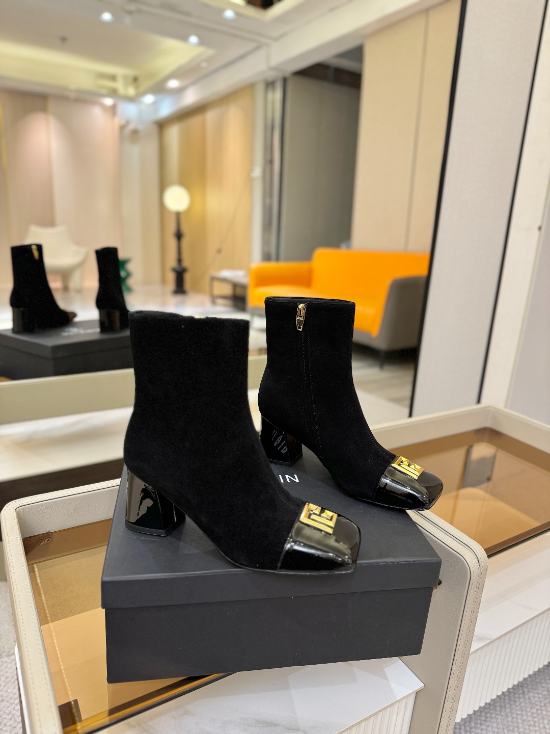 巴尔曼 走秀 时装高跟短靴ʚ😊ɞ 品牌巴尔曼𝘽𝙖𝙡𝙢𝙖𝙞𝙣由法国时装设计师𝙥𝙞𝙚𝙧𝙧𝙚 𝘽𝙖𝙡𝙢𝙖𝙞𝙣（