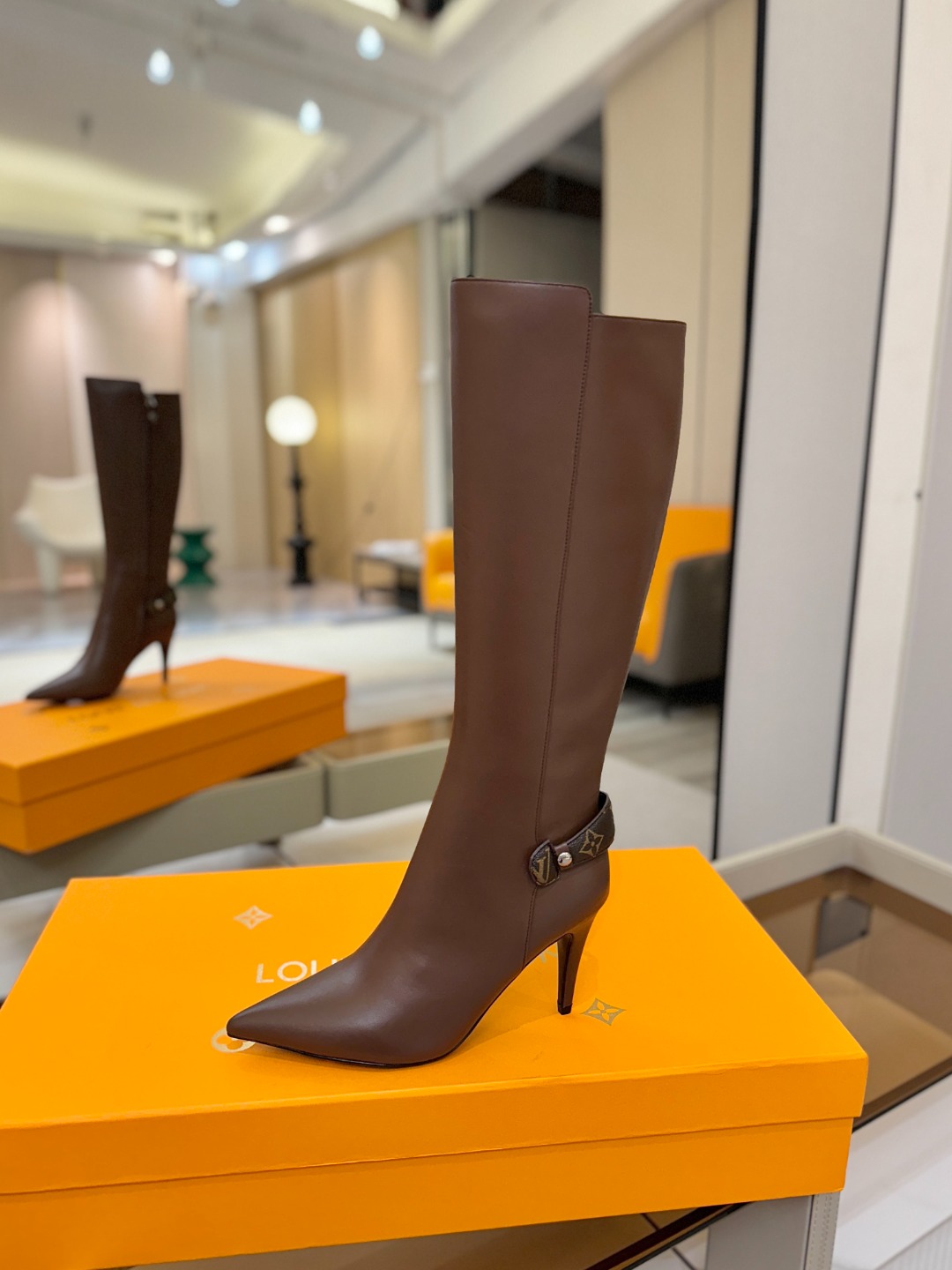 L✔️ 家 秋冬 专柜 走秀款长靴、官网系列同步更新、完美楦型+LV新元素扣子设计、女人味十足、高贵气质