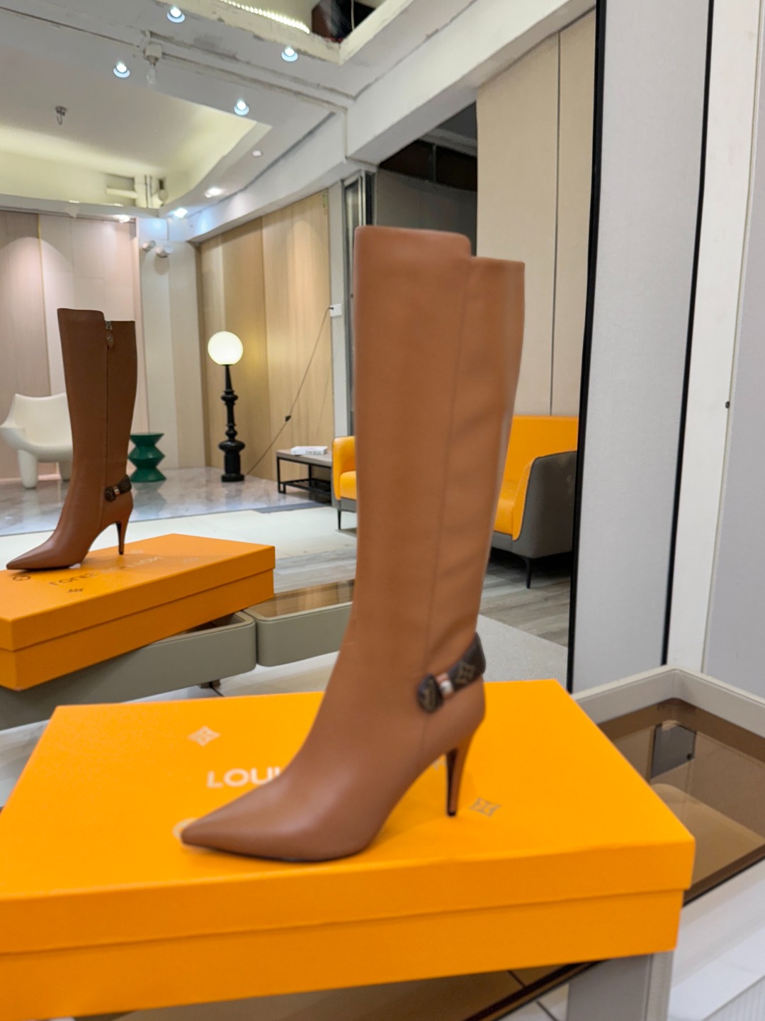 NO:562132,Price L Home Autumn and Winter Counter Catwalk style boots, official website series updated simultaneously, perfect last + LV new element button design, full of femininity, noble temperament, original inverted last, ultimate 1:1 shape, high-end quality, imported high-end fabrics showing exquisite texture!  The fabric is calfskin with presbyopia, the lining is high-quality soft sheepskin, the foot pads are imported goatskin, the mold is opened to customize the A-grade high-density private mold outsole, and the luxury packaging!  Heel height 9CM, size 35-41 (34, 41 customization is not returnable), boots, louis vuitton, boots, cowhide, sheepskin19860909价格 L 家 秋冬 专柜 走秀款长靴、官网系列同步更新、完美楦型+LV新元素扣子设计、女人味十足、高贵气质、原版倒模楦型,极致1:1形体,高端品质、进口高端面料呈现出精致质感！ 面料小牛皮配老花 内里优质柔软羊皮里 垫脚进口山羊皮 开模定制A级高密私模大底,奢华包装！ 跟高9CM 码数35-41（34、41定制不退换）,靴子,louis vuitton,boots,cowhide,sheepskin,Women's Shoes