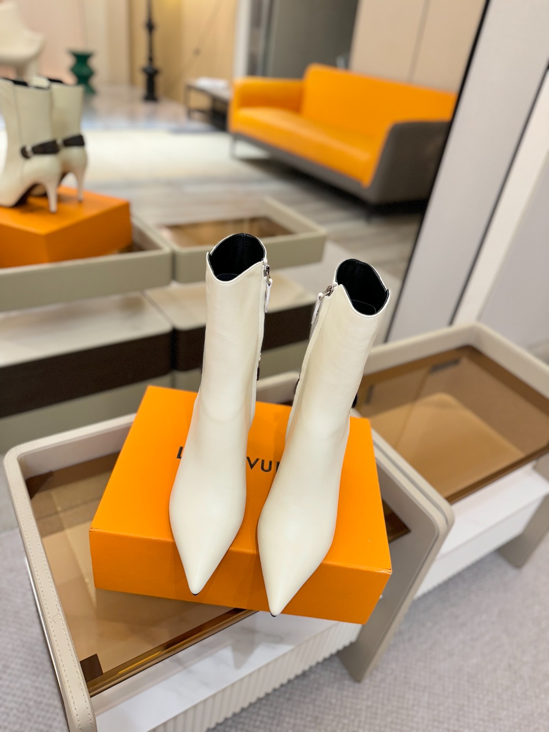 L✔️ 家 秋冬 专柜 走秀款短靴、官网系列同步更新、完美楦型+LV新元素扣子设计、女人味十足、高贵气质