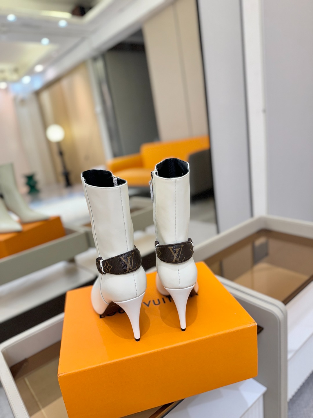 L✔️ 家 秋冬 专柜 走秀款短靴、官网系列同步更新、完美楦型+LV新元素扣子设计、女人味十足、高贵气质