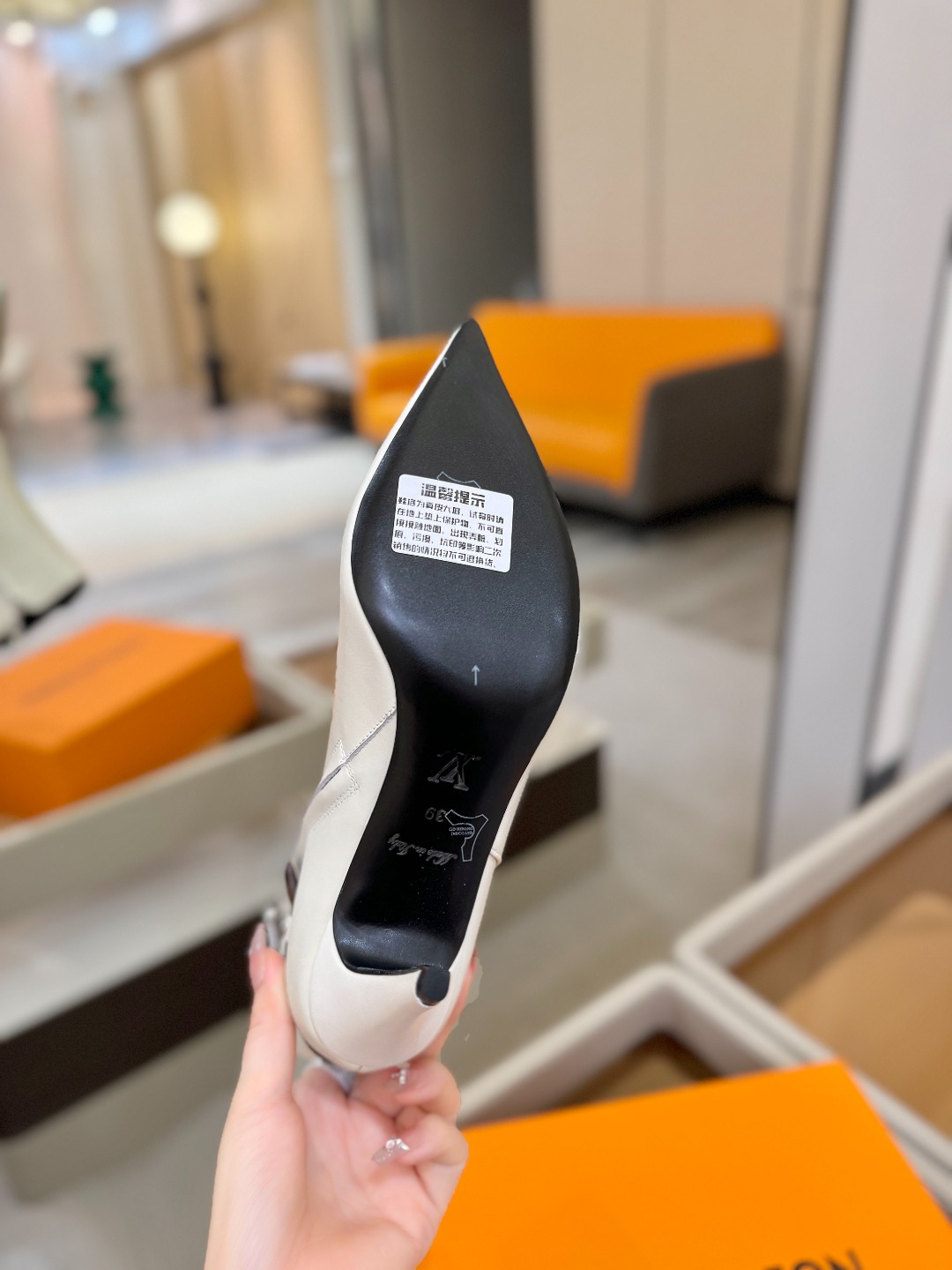 L✔️ 家 秋冬 专柜 走秀款短靴、官网系列同步更新、完美楦型+LV新元素扣子设计、女人味十足、高贵气质