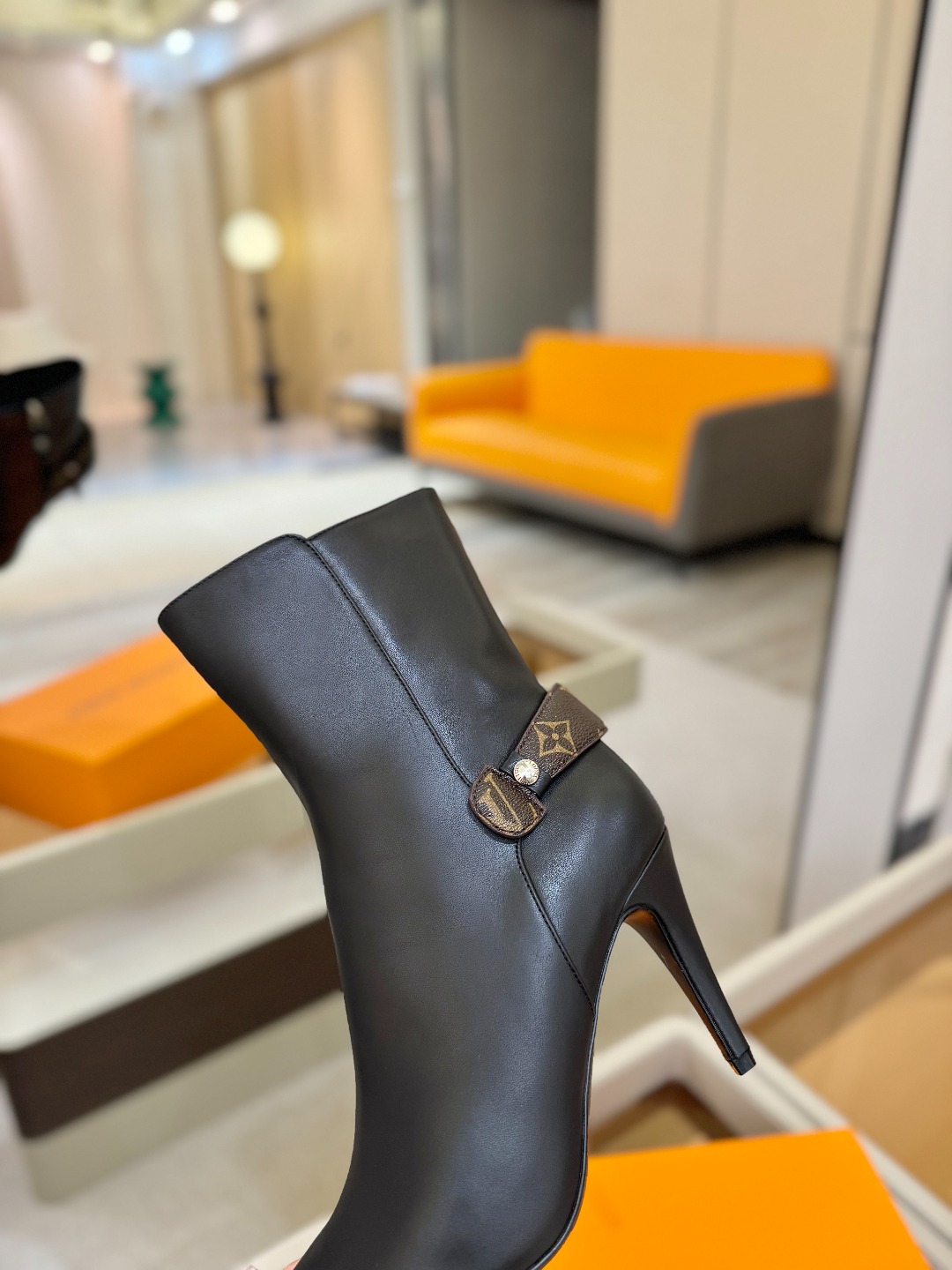 L✔️ 家 秋冬 专柜 走秀款短靴、官网系列同步更新、完美楦型+LV新元素扣子设计、女人味十足、高贵气质