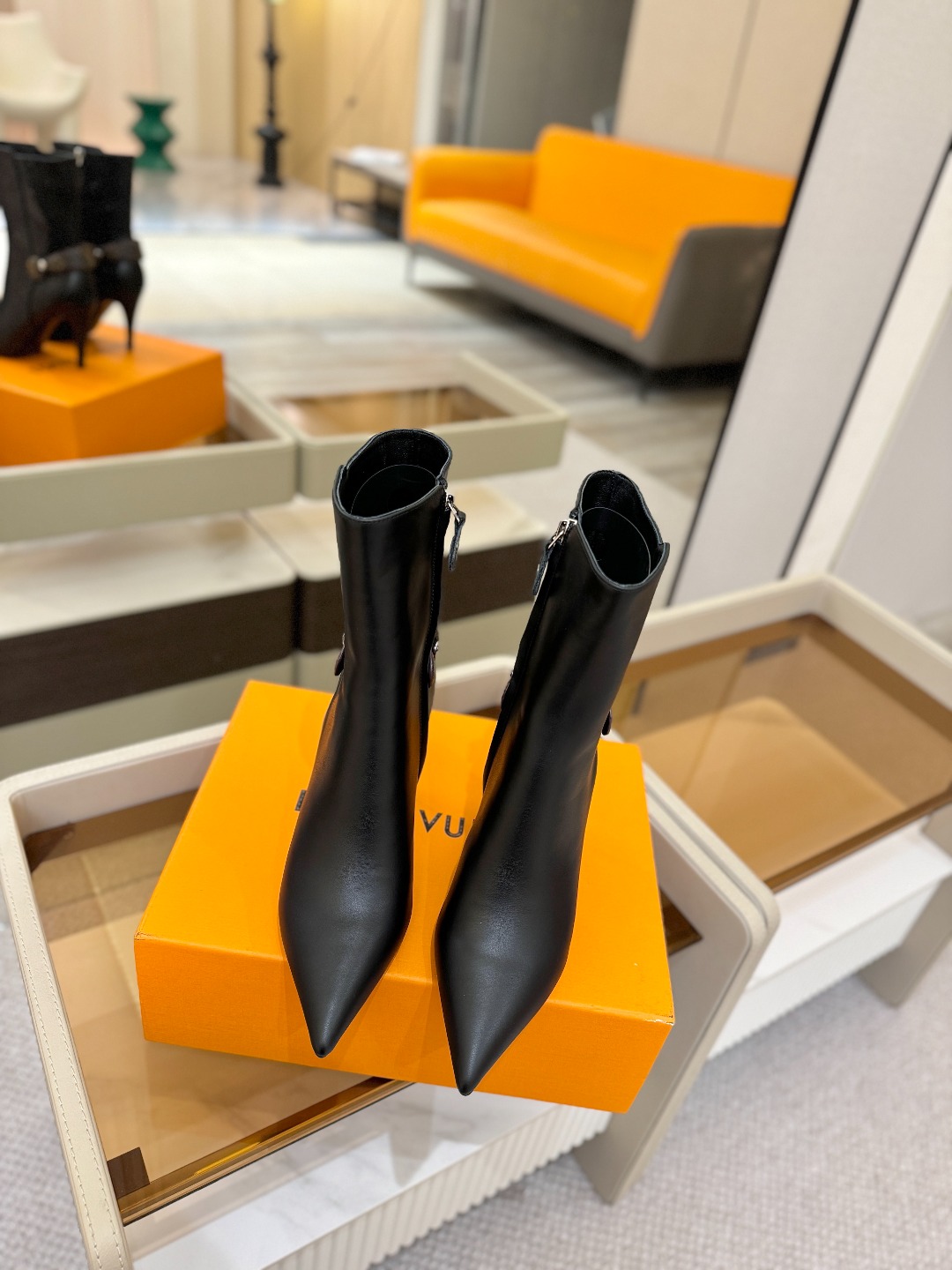 L✔️ 家 秋冬 专柜 走秀款短靴、官网系列同步更新、完美楦型+LV新元素扣子设计、女人味十足、高贵气质