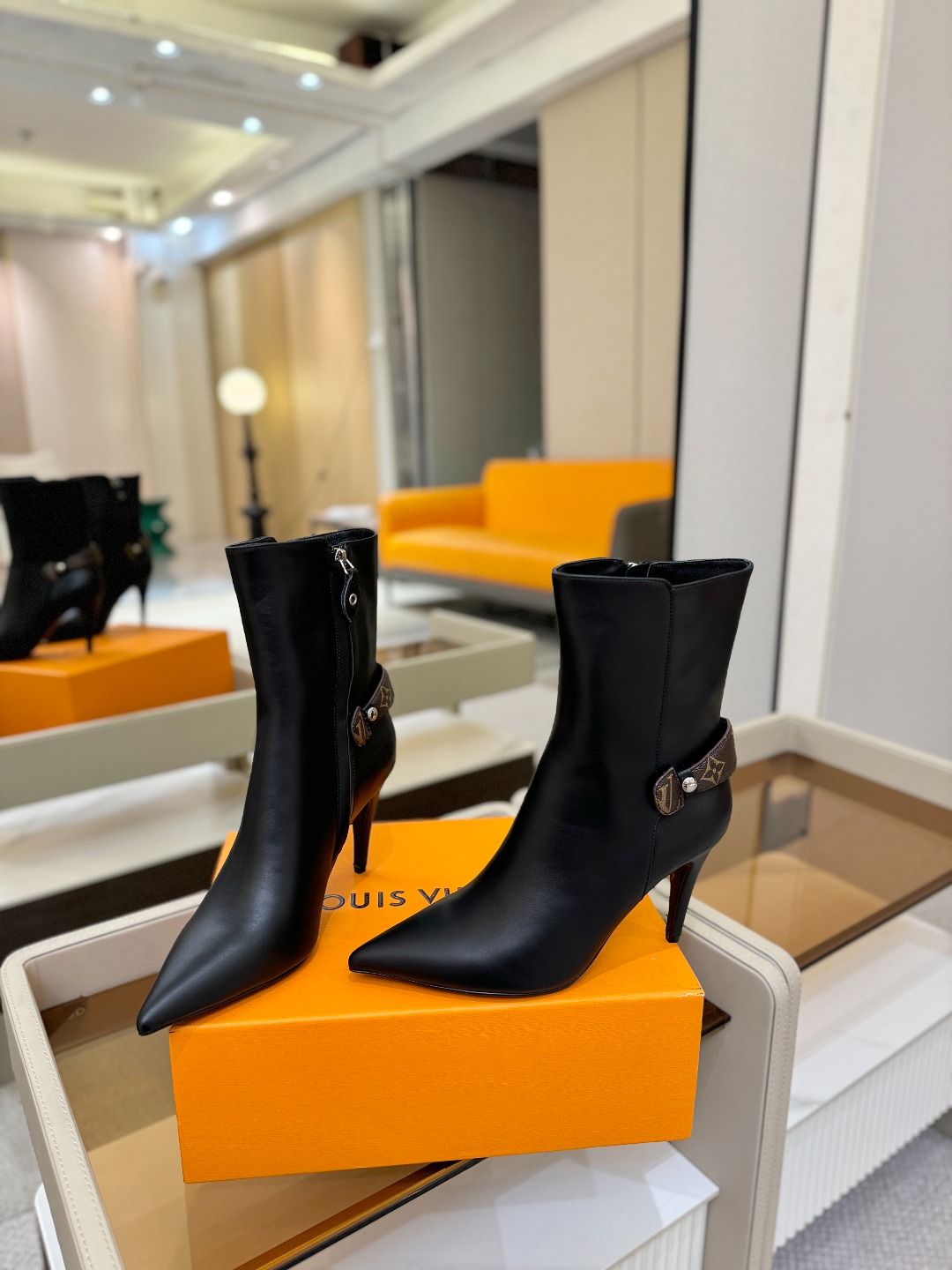 L✔️ 家 秋冬 专柜 走秀款短靴、官网系列同步更新、完美楦型+LV新元素扣子设计、女人味十足、高贵气质