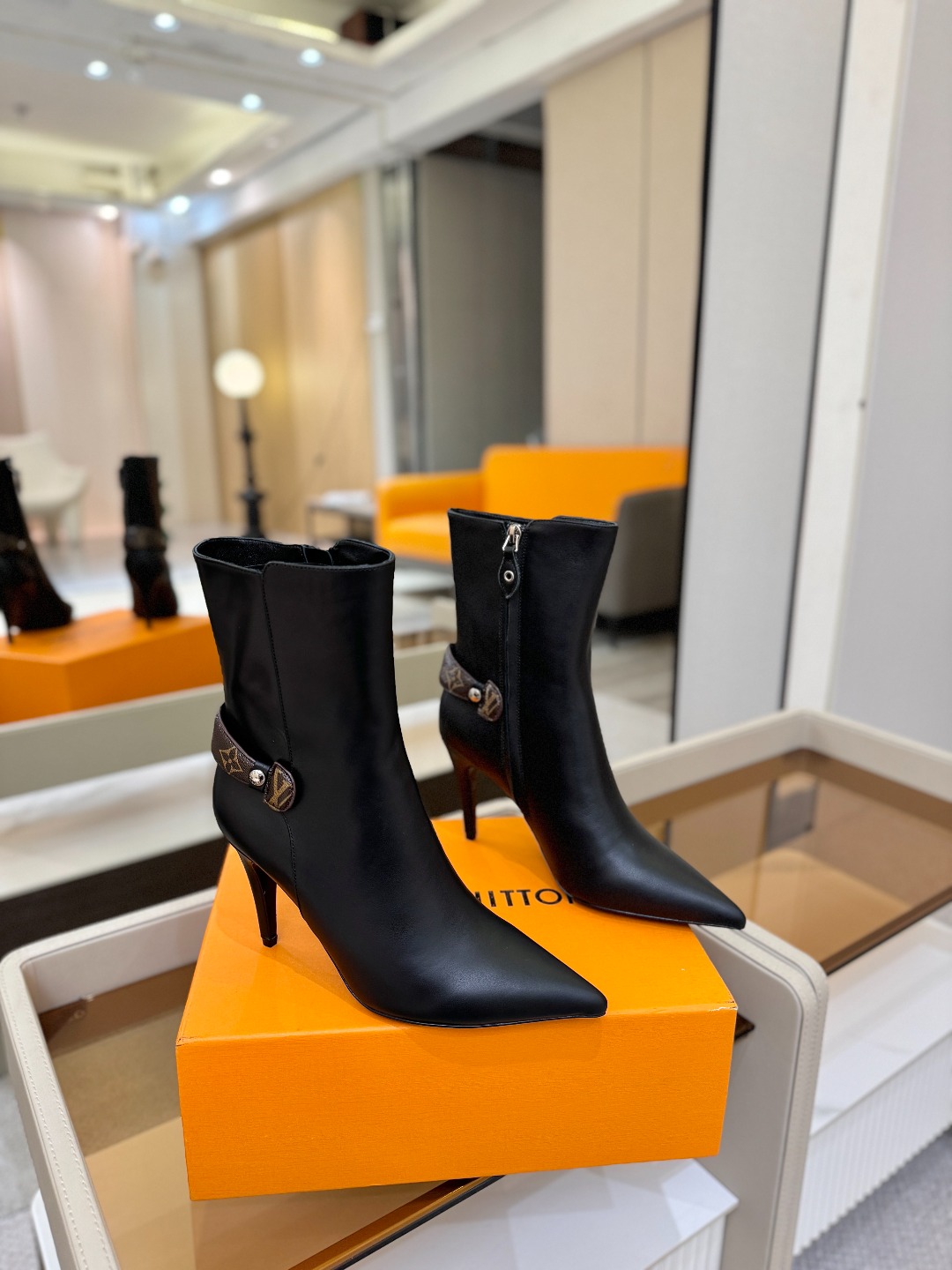 L✔️ 家 秋冬 专柜 走秀款短靴、官网系列同步更新、完美楦型+LV新元素扣子设计、女人味十足、高贵气质