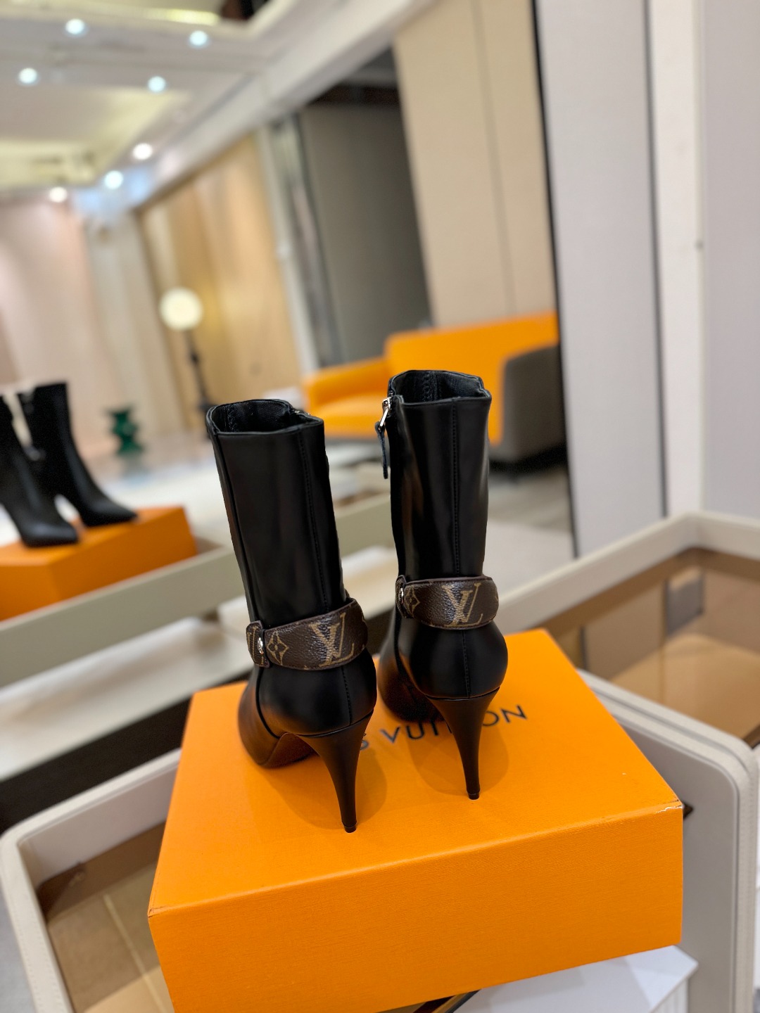 L✔️ 家 秋冬 专柜 走秀款短靴、官网系列同步更新、完美楦型+LV新元素扣子设计、女人味十足、高贵气质