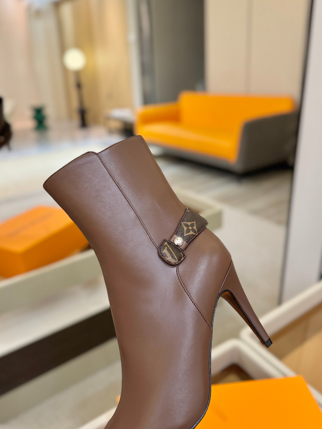 L✔️ 家 秋冬 专柜 走秀款短靴、官网系列同步更新、完美楦型+LV新元素扣子设计、女人味十足、高贵气质