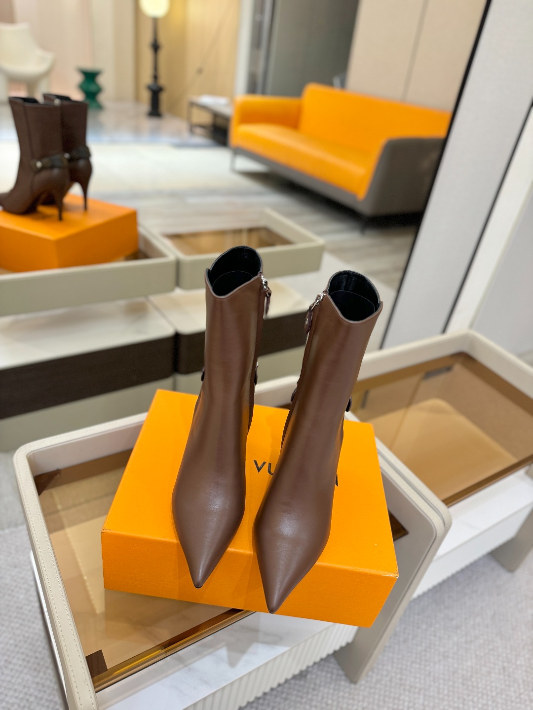 L✔️ 家 秋冬 专柜 走秀款短靴、官网系列同步更新、完美楦型+LV新元素扣子设计、女人味十足、高贵气质