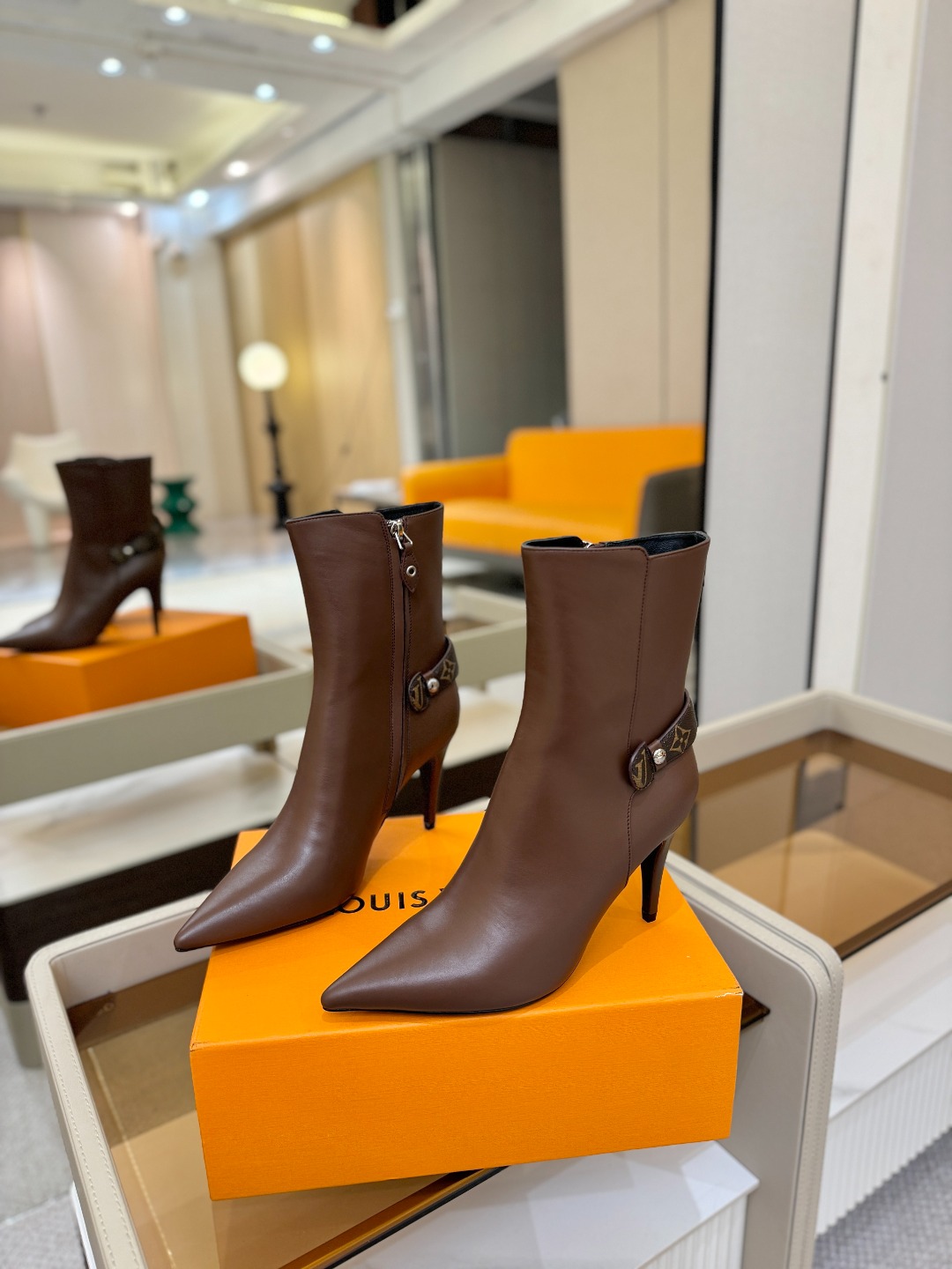 L✔️ 家 秋冬 专柜 走秀款短靴、官网系列同步更新、完美楦型+LV新元素扣子设计、女人味十足、高贵气质