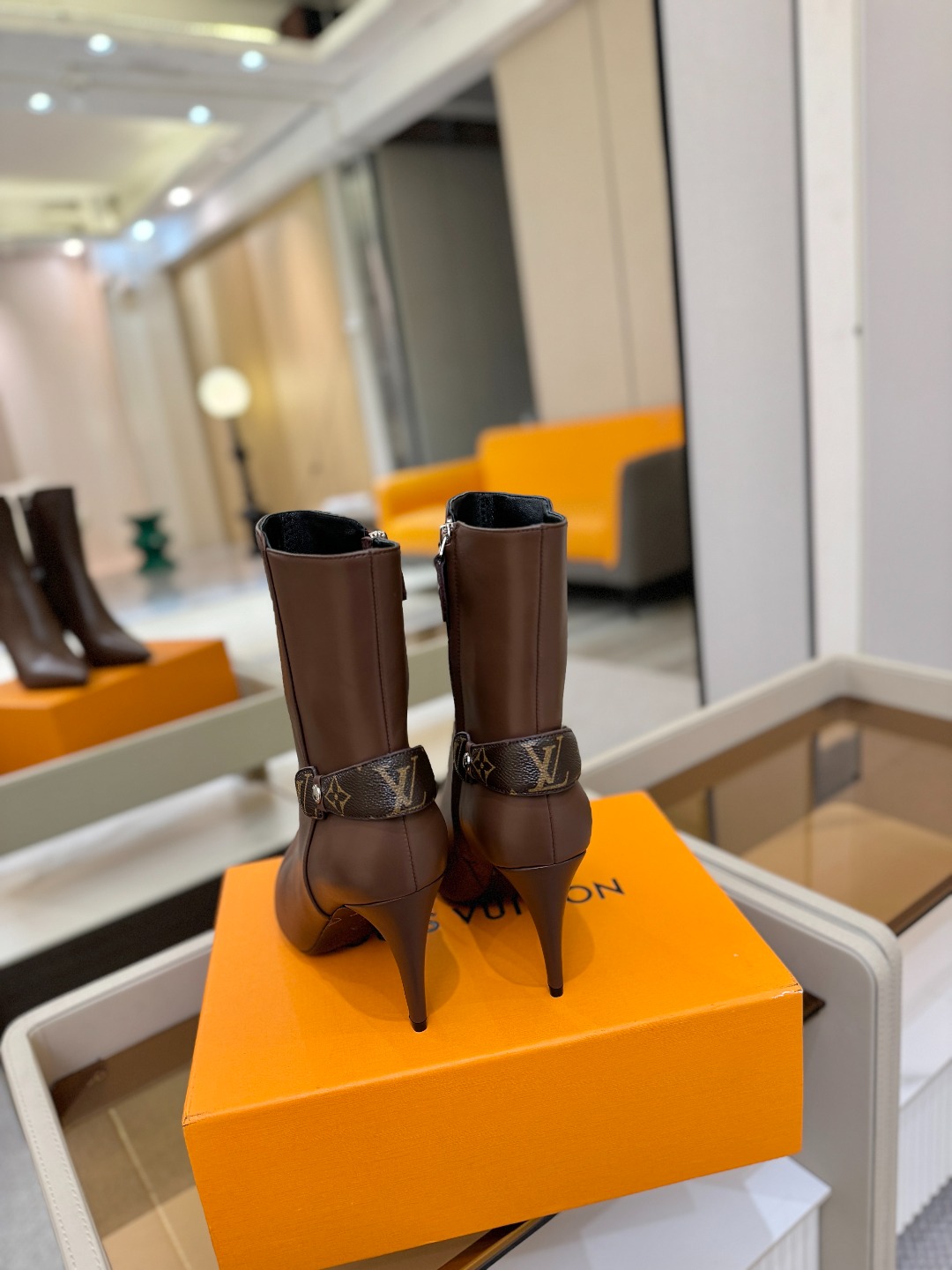 L✔️ 家 秋冬 专柜 走秀款短靴、官网系列同步更新、完美楦型+LV新元素扣子设计、女人味十足、高贵气质