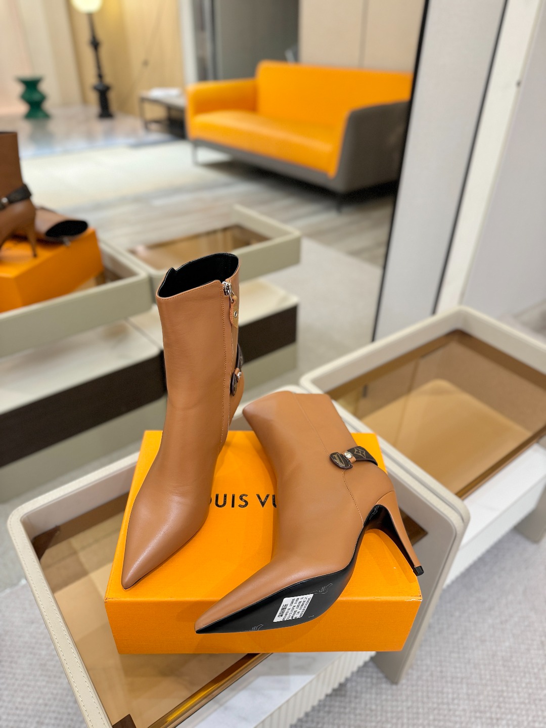 L✔️ 家 秋冬 专柜 走秀款短靴、官网系列同步更新、完美楦型+LV新元素扣子设计、女人味十足、高贵气质