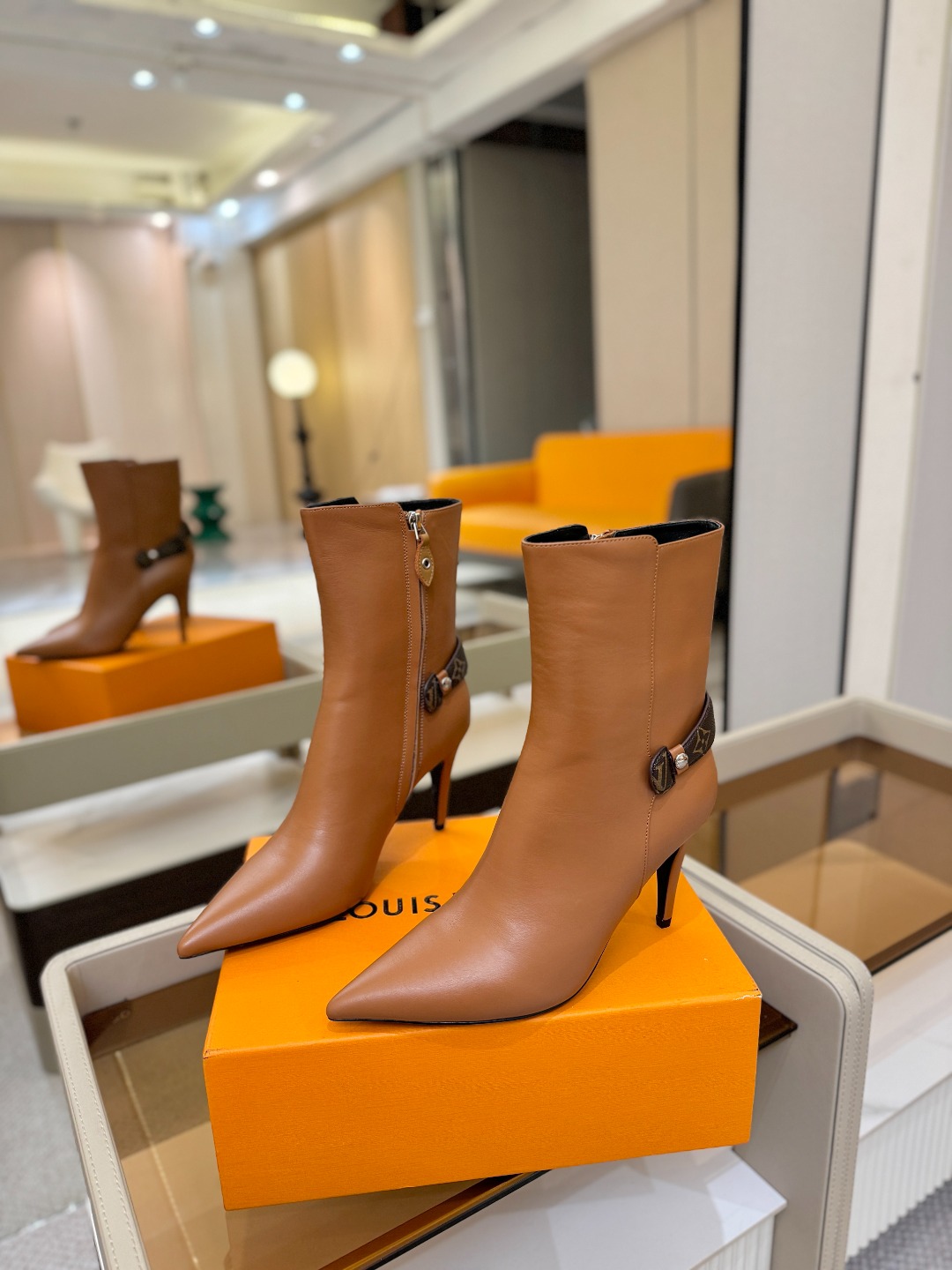L✔️ 家 秋冬 专柜 走秀款短靴、官网系列同步更新、完美楦型+LV新元素扣子设计、女人味十足、高贵气质