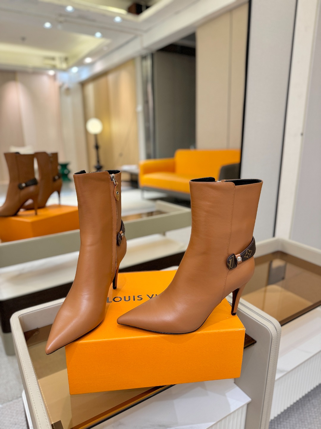 L✔️ 家 秋冬 专柜 走秀款短靴、官网系列同步更新、完美楦型+LV新元素扣子设计、女人味十足、高贵气质