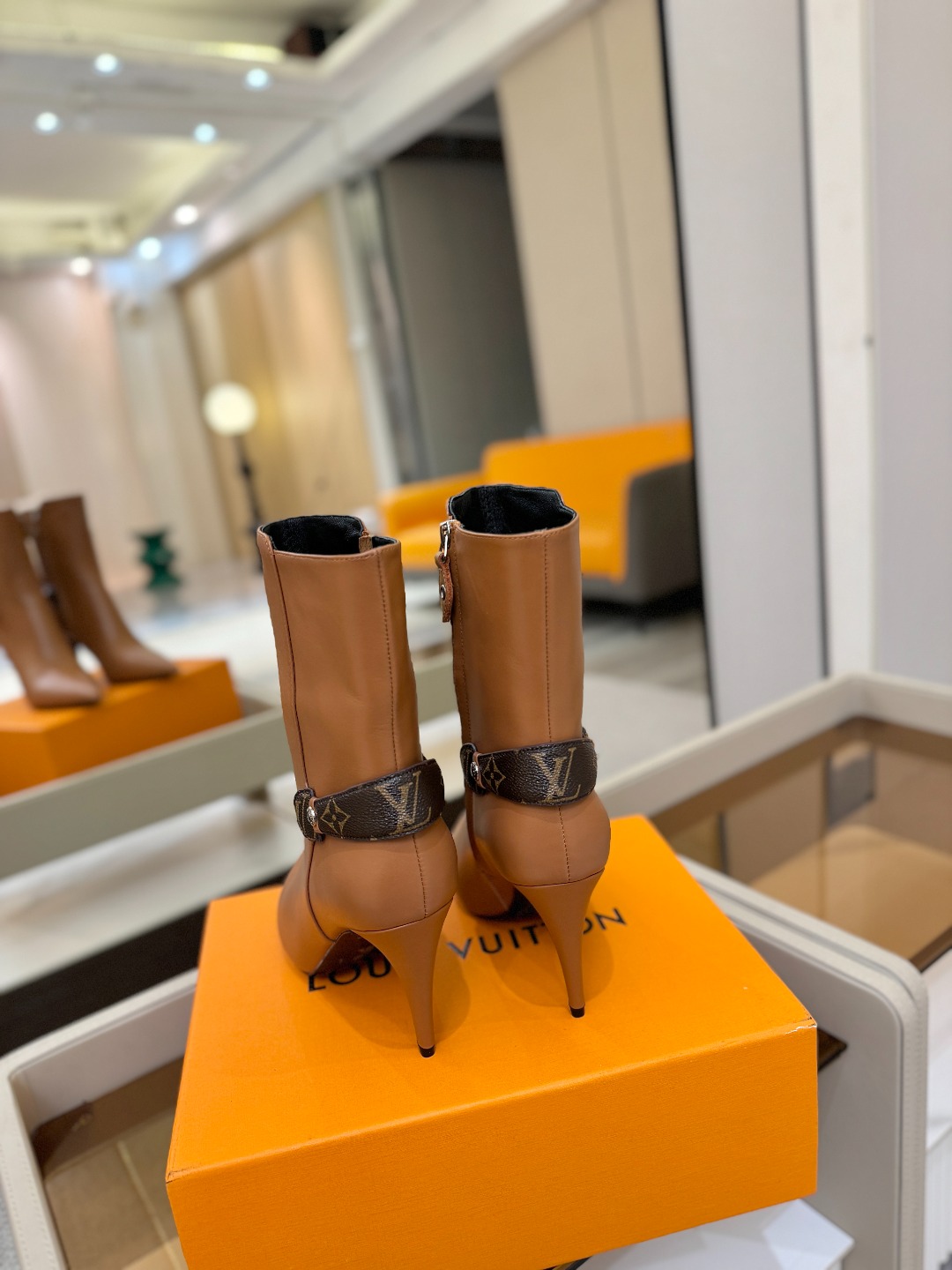 L✔️ 家 秋冬 专柜 走秀款短靴、官网系列同步更新、完美楦型+LV新元素扣子设计、女人味十足、高贵气质