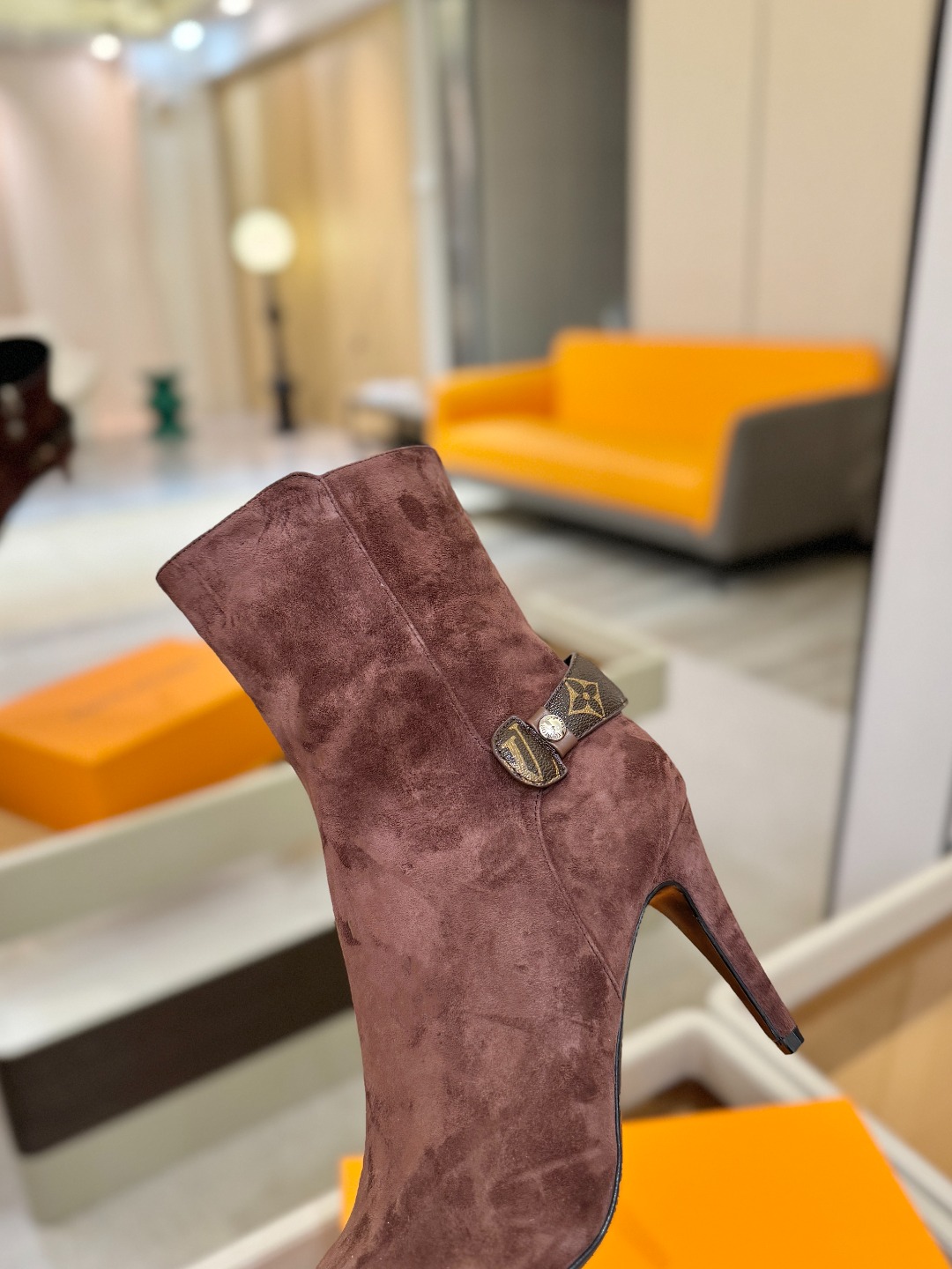L✔️ 家 秋冬 专柜 走秀款短靴、官网系列同步更新、完美楦型+LV新元素扣子设计、女人味十足、高贵气质