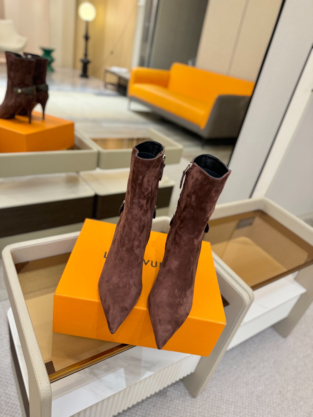 L✔️ 家 秋冬 专柜 走秀款短靴、官网系列同步更新、完美楦型+LV新元素扣子设计、女人味十足、高贵气质