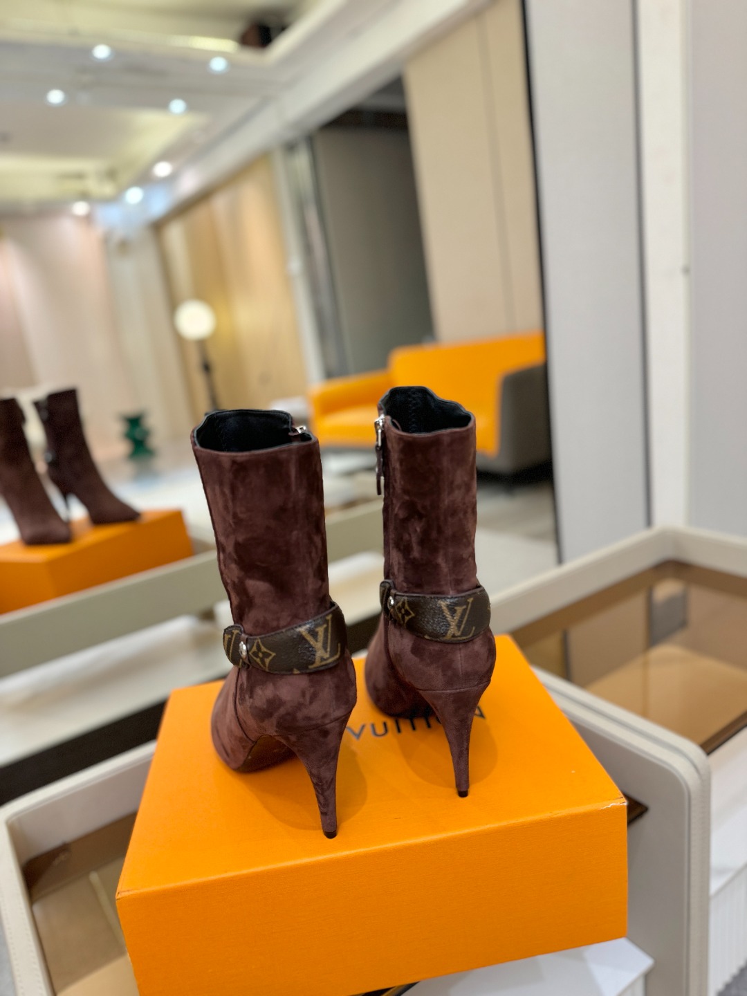 L✔️ 家 秋冬 专柜 走秀款短靴、官网系列同步更新、完美楦型+LV新元素扣子设计、女人味十足、高贵气质