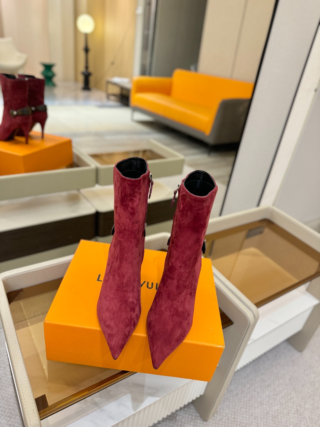 L✔️ 家 秋冬 专柜 走秀款短靴、官网系列同步更新、完美楦型+LV新元素扣子设计、女人味十足、高贵气质