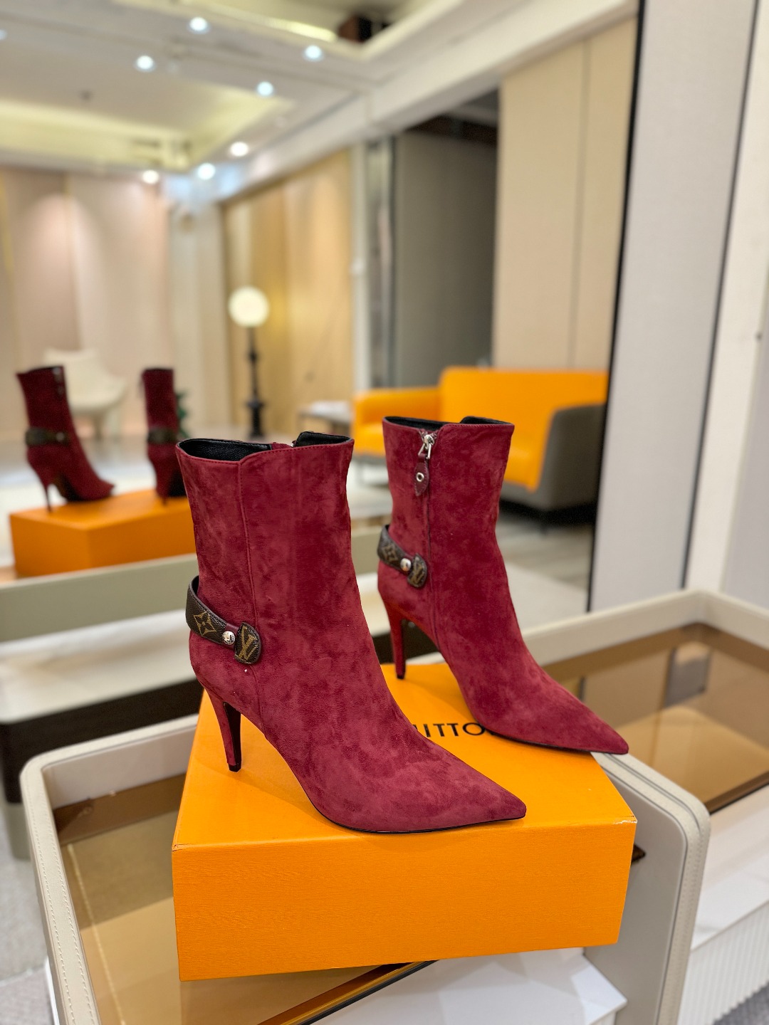 L✔️ 家 秋冬 专柜 走秀款短靴、官网系列同步更新、完美楦型+LV新元素扣子设计、女人味十足、高贵气质
