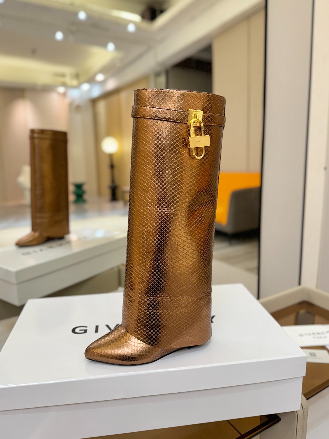 NO:561029,Price Authentic customized version at the counter GIVENCHY Givenchy Shark Lock series Padlock boots New model, the highest version on the market Givenchy lock is popular in the entire fashion circle The original developed shoe shape is super positive The highest degree of restoration of the shoe shape Very good wrapping Slimming and high-end Super comfortable Snake pattern environmentally friendly leather on the upper Calfskin lining Customized private model iconic Logo lock  The lock buckle is available in pure silver, pure gold, gold and silver mixed, just make a note when placing an order. Heel matching private model. Heel height 8.5cm. Outsole. Imported genuine leather outsole. Size 35-40 [34.40/41:42/Can be customized and non-returnable]. Boots, givenchy, givennchy, boots, cowhide, pure silver, Leather soles19860909价格 专柜正品级定制版本 GIVENCHY纪梵希 Shark Lock 系列 挂锁 长靴 新款,市面最高版本 纪梵希 锁扣 风靡整个时尚圈 原版开发鞋型超级正 最高还原度鞋型 包裹性非常好 显瘦 显高级 超级舒适 鞋面蛇纹环保皮 内里小牛皮 定制对版私模标志性Logo锁扣 锁扣搭配有纯银色,纯金色,金银混搭,下单备注即可 鞋跟对版私模 跟高8.5cm 大底 进口真皮大底 码数35-40【34.40/41:42/可定制不退换】,靴子,givenchy,givenchy,boots,cowhide,pure silver,Leather soles,Women's Shoes