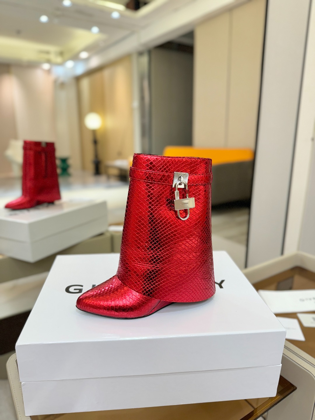 NO:561028,Price Authentic customized version at the counter GIVENCHY Givenchy Shark Lock series Padlock Short boots New model, the highest version on the market Givenchy lock is popular in the entire fashion circle. The original development shoe shape is super positive. The highest degree of restoration of the shoe shape. The wrapping is very good. It looks slim and high-end. Super comfortable. Snake pattern environmentally friendly leather on the upper. Calf leather lining. Customized private model iconic logo lock.  The lock buckle is available in pure silver, pure gold, gold and silver mixed, just make a note when placing an order. Heel matching private model. Heel height 8.5cm. Outsole. Imported genuine leather outsole. Size 35-40 [34.40/41:42/Can be customized and non-returnable]. Boots, givenchy, givennchy, boots, cowhide, pure silver, Leather soles19860909价格 专柜正品级定制版本 GIVENCHY纪梵希 Shark Lock 系列 挂锁 短靴 新款,市面最高版本 纪梵希 锁扣 风靡整个时尚圈 原版开发鞋型超级正 最高还原度鞋型 包裹性非常好 显瘦 显高级 超级舒适 鞋面蛇纹环保皮 内里小牛皮 定制对版私模标志性Logo锁扣 锁扣搭配有纯银色,纯金色,金银混搭,下单备注即可 鞋跟对版私模 跟高8.5cm 大底 进口真皮大底 码数35-40【34.40/41:42/可定制不退换】,靴子,givenchy,givenchy,boots,cowhide,pure silver,Leather soles,Women's Shoes