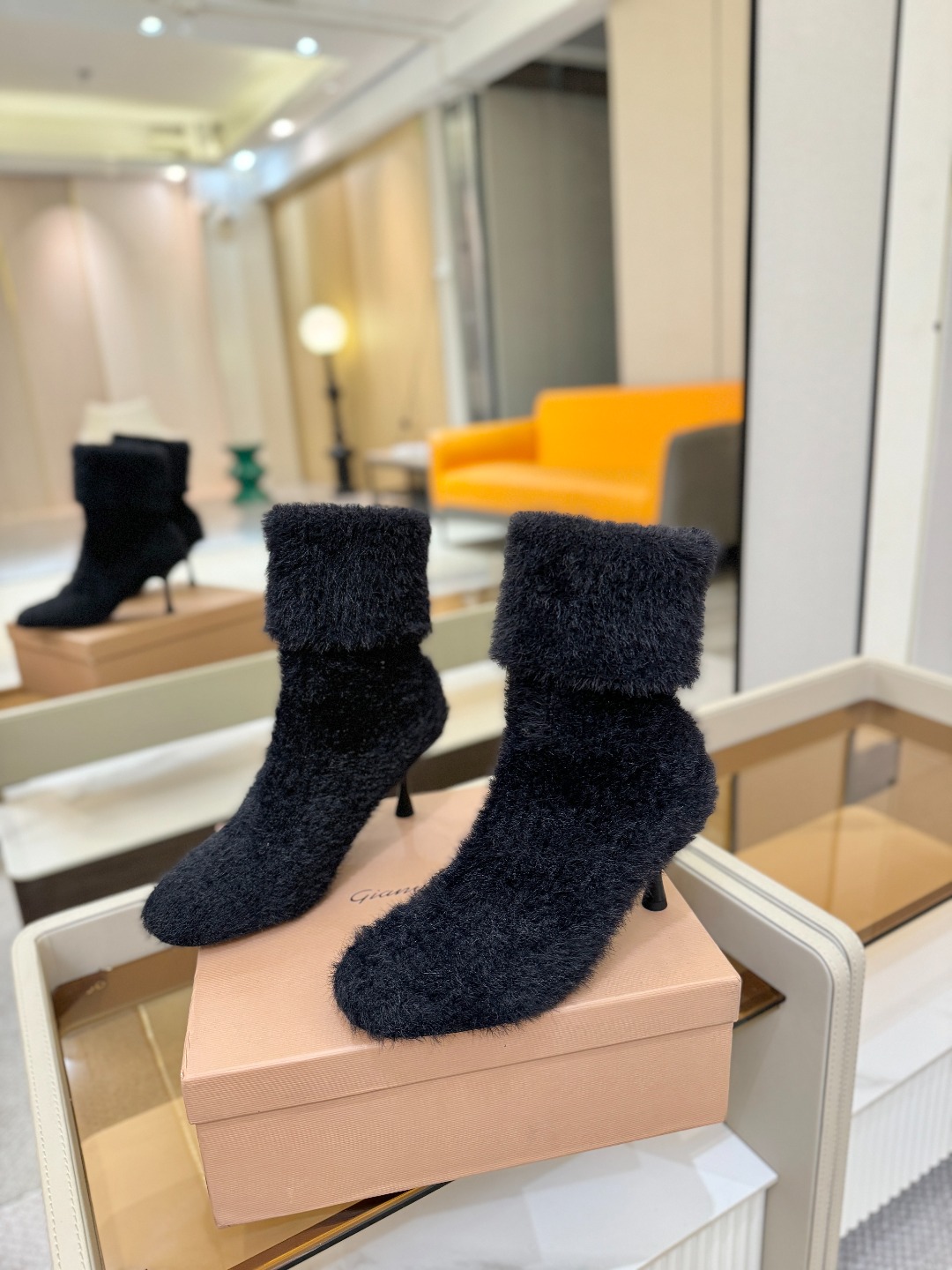 品 牌：Gianvito RossiGianvito Rossi 25秋冬新款 罗西 GR毛线针织高跟袜