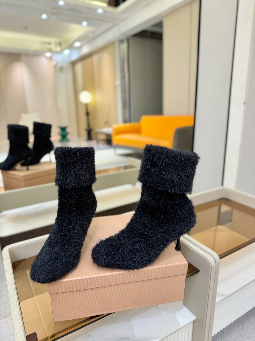 品 牌：Gianvito RossiGianvito Rossi 25秋冬新款 罗西 GR毛线针织高跟袜