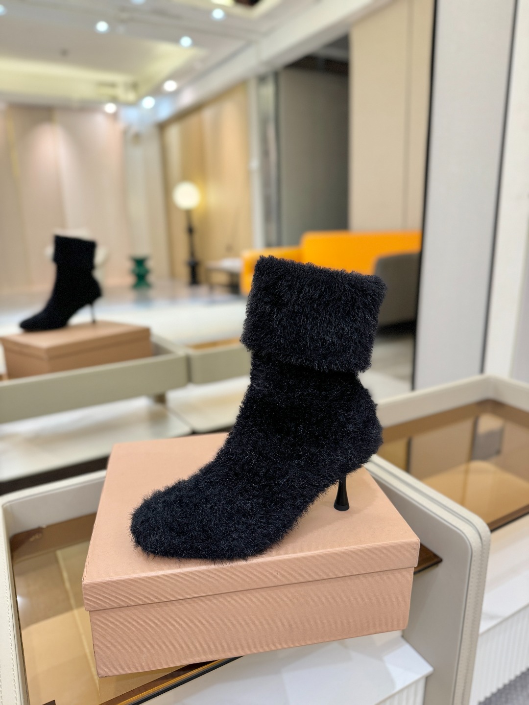 NO:560932,Price Brand Gianvito Rossi Gianvito Rossi 25 new autumn and winter style Rossi GR wool knitted high-heeled sock boots When the gentle texture of knitting meets the sharp edge of high heels, sock boots redefine autumn and winter foot fashion with unique aesthetics. Selected 48  The needle-combed cotton knitted fabric closely fits the ankle and calf like a second skin, and stretches naturally with the gait without being tight. The subtle wrinkles add a lazy texture when walking. The heel is the soul of the design. The 7cm stiletto heel uses a matte metal coating. The smooth lines extending from the boot shaft to the sole not only retain the elegance of the stiletto but also enhance stability by widening the heel base. Wool knitted upper, sheepskin lining, Italian leather outsole  Heel height 7.0cm   Size 35-39 (34/40/41/42 customized, non-refundable), boots, sheepskin, Leather soles, socks19860909价格 品 牌Gianvito Rossi Gianvito Rossi 25秋冬新款 罗西 GR毛线针织高跟袜子靴 当针织的温柔肌理邂逅高跟的利落锋芒,袜子靴便以独特美学 重新定义秋冬足部时尚.精选 48 针精梳棉针织面料如第二层肌肤般紧密贴合脚踝与小腿随步态自然舒展却不紧绷行走时细微褶皱更添慵懒质感.鞋跟是设计的灵魂所在,7cm细高跟采用哑光金属涂层从靴筒延伸至鞋底的流畅线条既保留了细高跟的优雅气场 又通过加宽鞋跟基底增强稳定性. 鞋面毛线针织 内里垫脚羊皮 鞋底意大利真皮大底 跟高7.0cm 码数35-39（34/40/41/42定做不退换）,靴子,boots,sheepskin,Leather soles,socks,Women's Shoes