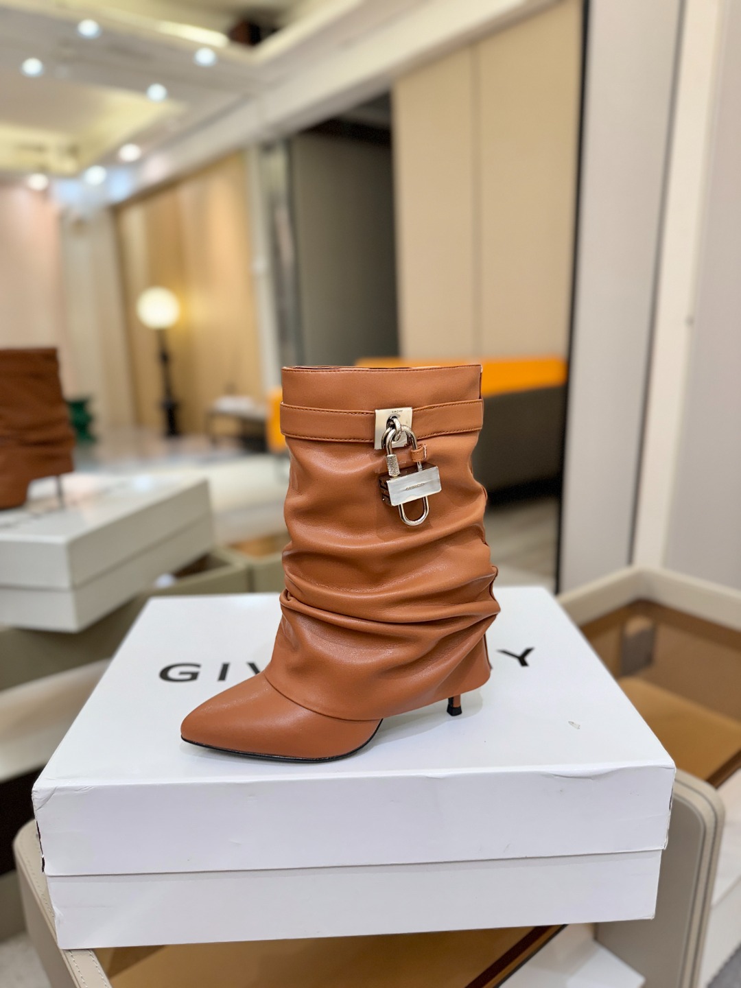 NO:630600,Price Authentic customized version at the counter GIVENCHY high-heeled stiletto short boots, the highest version on the market Givenchy lock buckle is popular in the entire fashion circle. The original development shoe shape is super positive. The highest degree of restoration of the shoe shape. The wrapping is very good. It looks slim and high-end. Super comfortable. Imported cowhide leather on the upper. Calf leather lining. Custom-matched private model iconic logo lock buckle. Heel 10cm. Outsole. Imported genuine leather outsole. Size 35-40 [40/41:42/Can be customized and non-returnable], boots, givenchy, givenchy, boots, cowhide, Leather soles19860909价格 专柜正品级定制版本 GIVENCHY 高跟细跟短靴,市面最高版本 纪梵希 锁扣 风靡整个时尚圈 原版开发鞋型超级正 最高还原度鞋型 包裹性非常好 显瘦 显高级 超级舒适 鞋面進口牛皮 内里小牛皮 定制对版私模标志性Logo锁扣 鞋跟10cm 大底进口真皮大底 码数35-40【40/41:42/可定制不退换】,靴子,givenchy,givenchy,boots,cowhide,Leather soles,Women's Shoes