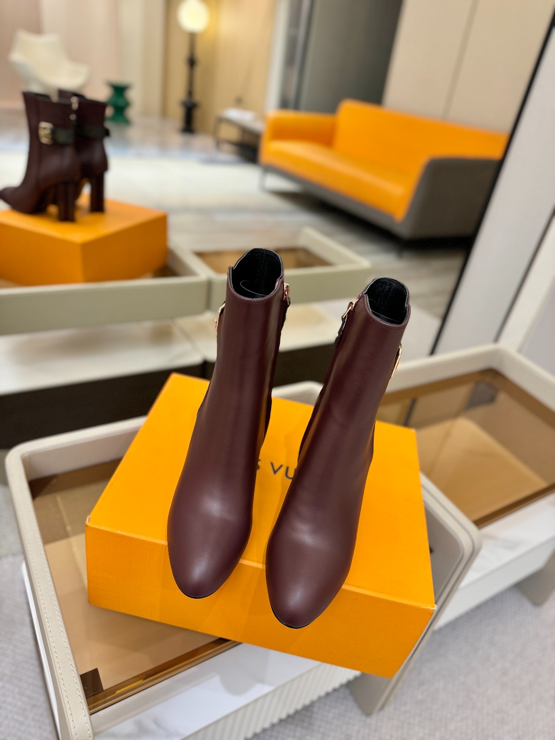 L✔️ 家 秋冬 专柜 走秀款短靴、官网系列同步更新、完美楦型+LV新元素扣子设计、女人味十足、高贵气质
