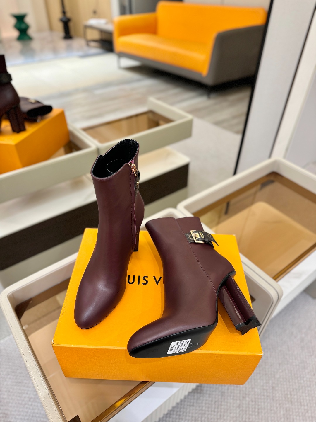 L✔️ 家 秋冬 专柜 走秀款短靴、官网系列同步更新、完美楦型+LV新元素扣子设计、女人味十足、高贵气质