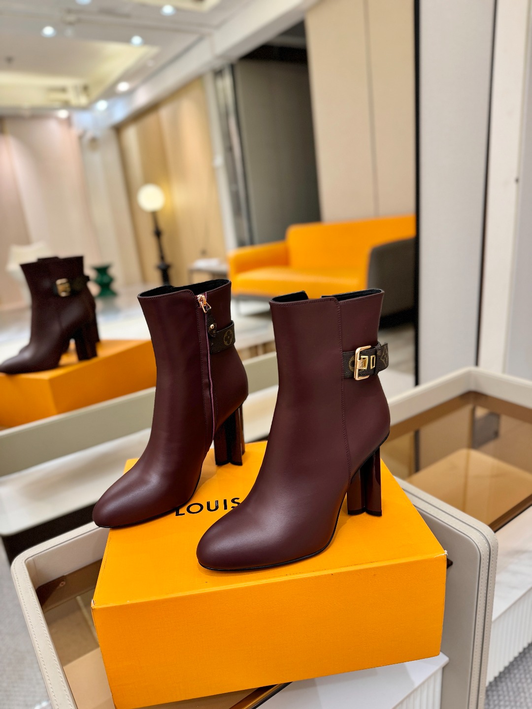 L✔️ 家 秋冬 专柜 走秀款短靴、官网系列同步更新、完美楦型+LV新元素扣子设计、女人味十足、高贵气质