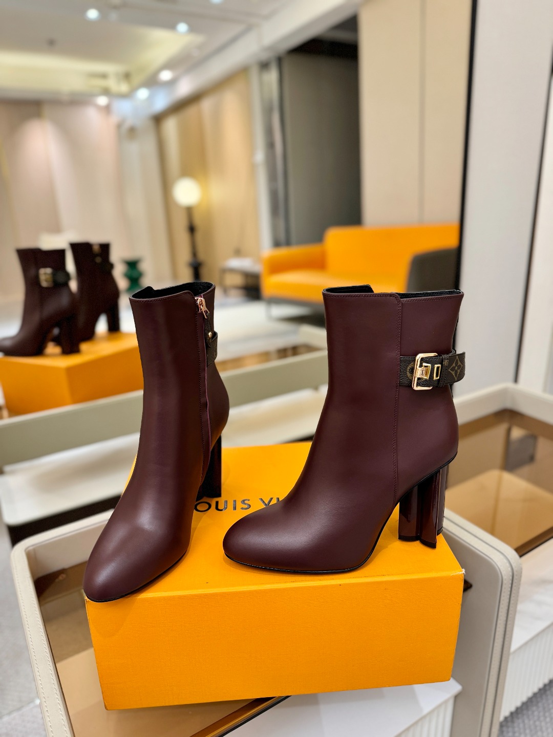 L✔️ 家 秋冬 专柜 走秀款短靴、官网系列同步更新、完美楦型+LV新元素扣子设计、女人味十足、高贵气质