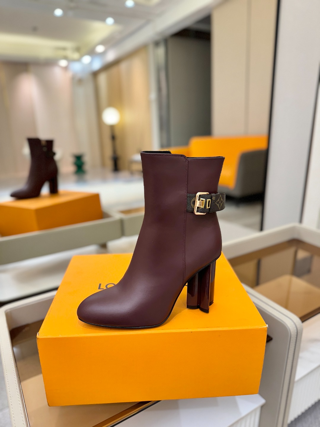L✔️ 家 秋冬 专柜 走秀款短靴、官网系列同步更新、完美楦型+LV新元素扣子设计、女人味十足、高贵气质