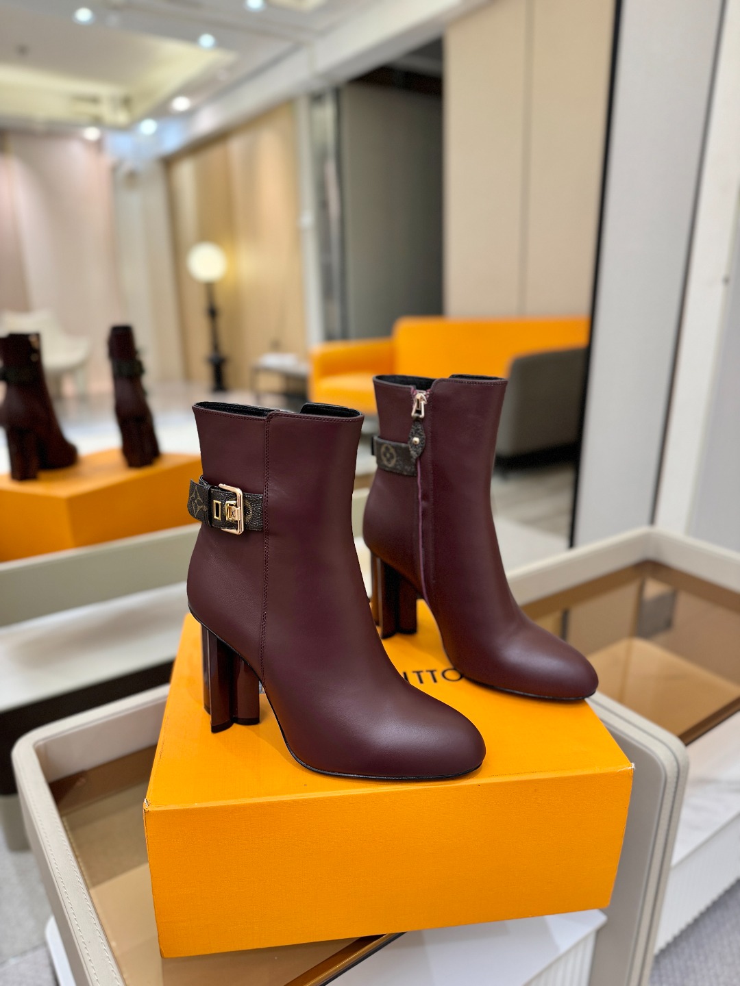 L✔️ 家 秋冬 专柜 走秀款短靴、官网系列同步更新、完美楦型+LV新元素扣子设计、女人味十足、高贵气质