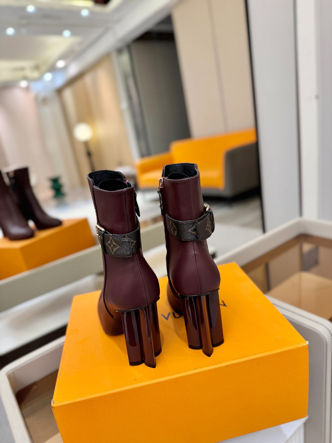 L✔️ 家 秋冬 专柜 走秀款短靴、官网系列同步更新、完美楦型+LV新元素扣子设计、女人味十足、高贵气质