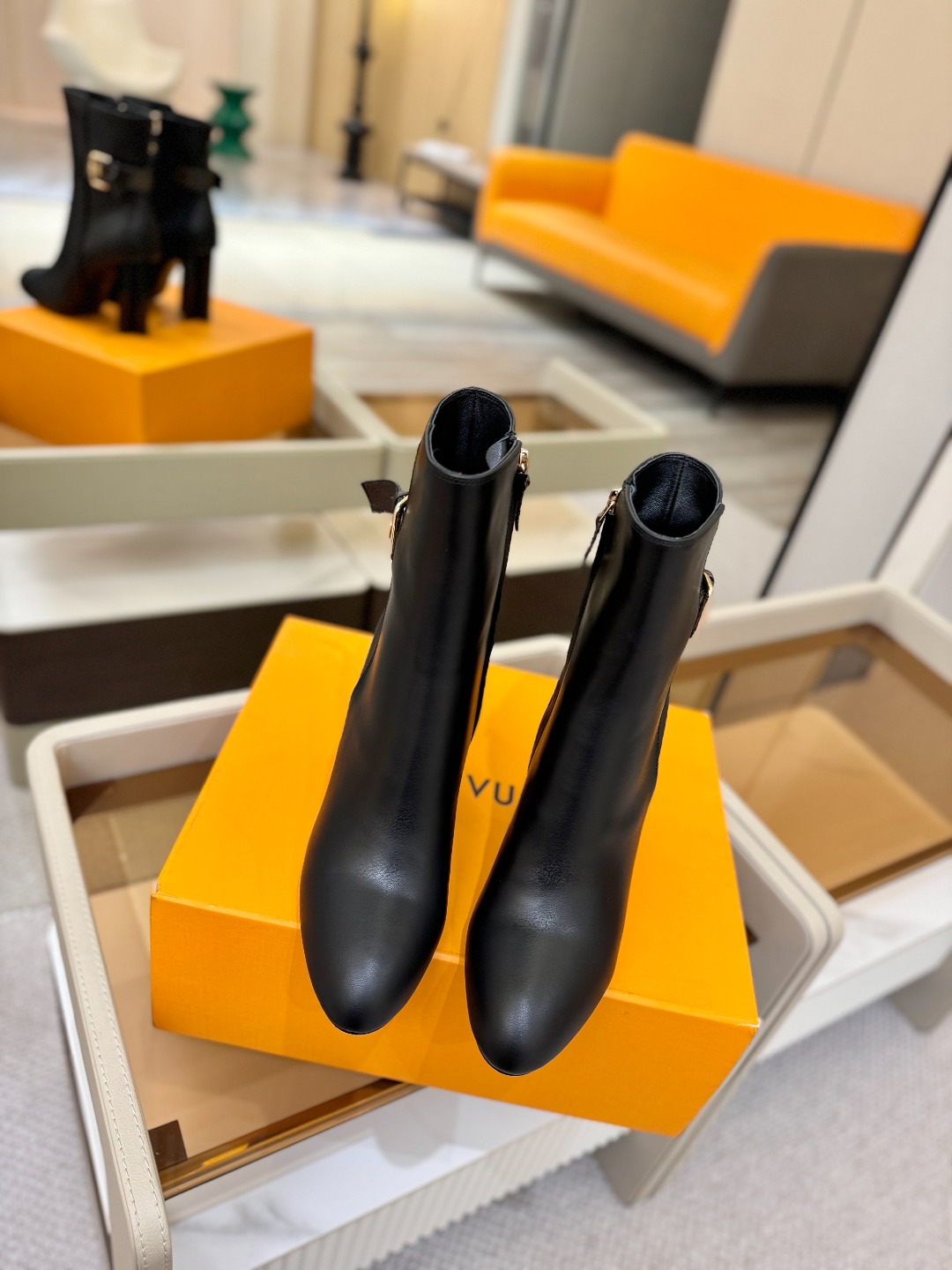 L✔️ 家 秋冬 专柜 走秀款短靴、官网系列同步更新、完美楦型+LV新元素扣子设计、女人味十足、高贵气质