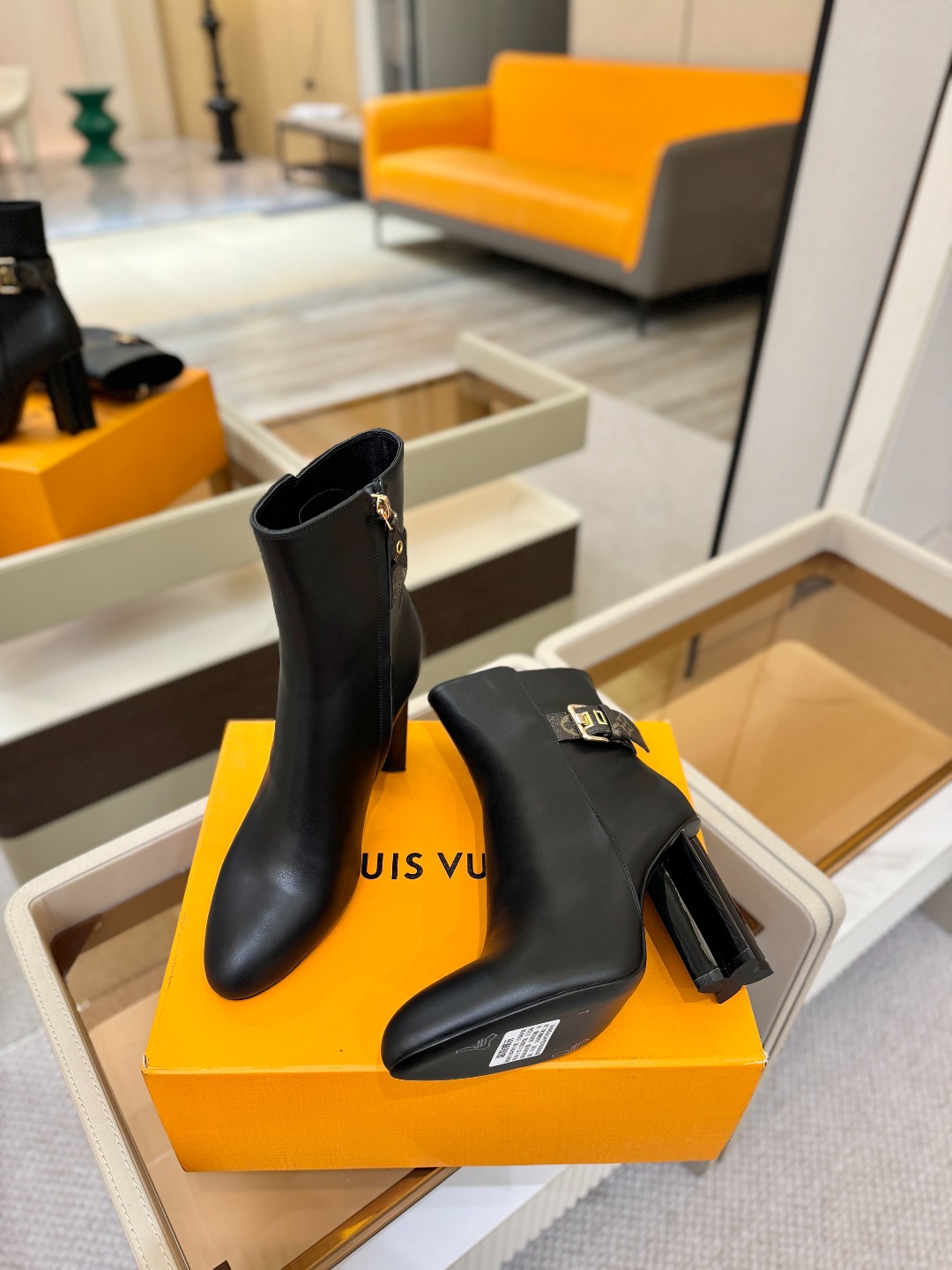 L✔️ 家 秋冬 专柜 走秀款短靴、官网系列同步更新、完美楦型+LV新元素扣子设计、女人味十足、高贵气质